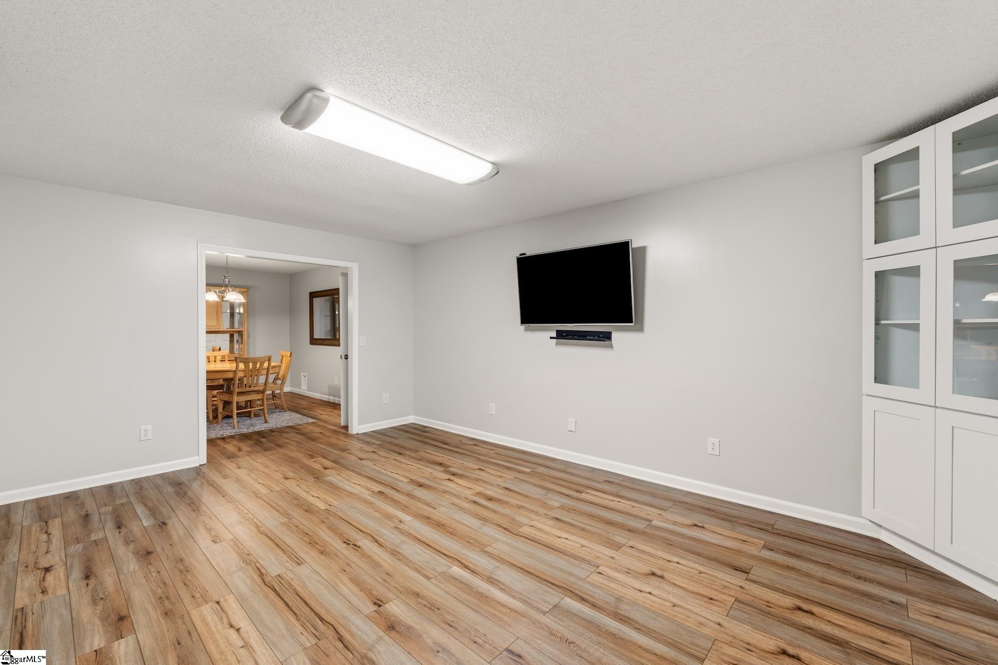 1014 E Queen Street Property Photo 6