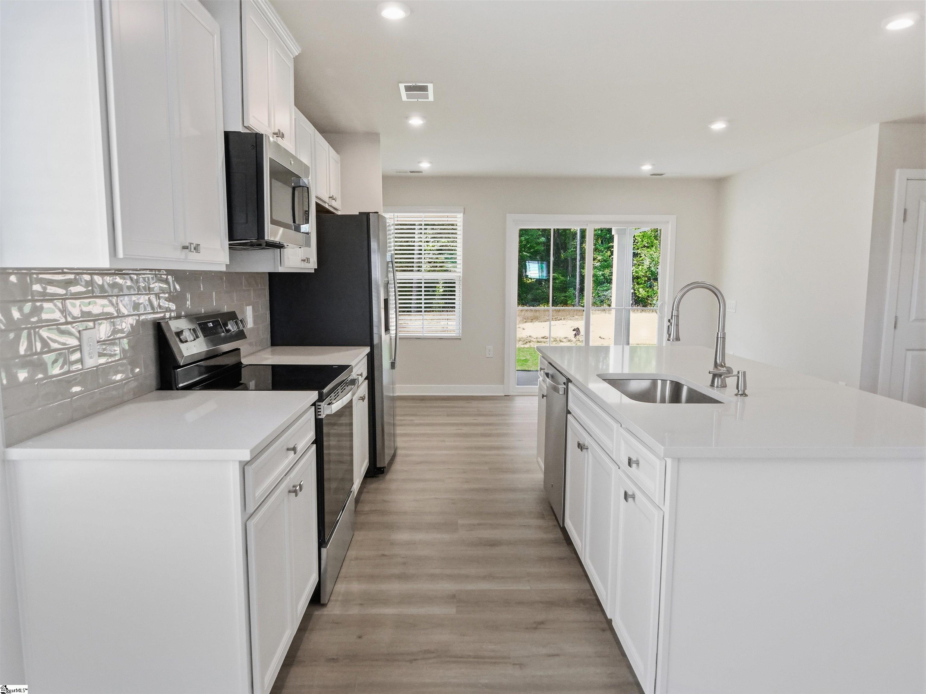 1597406 Property Photo 11