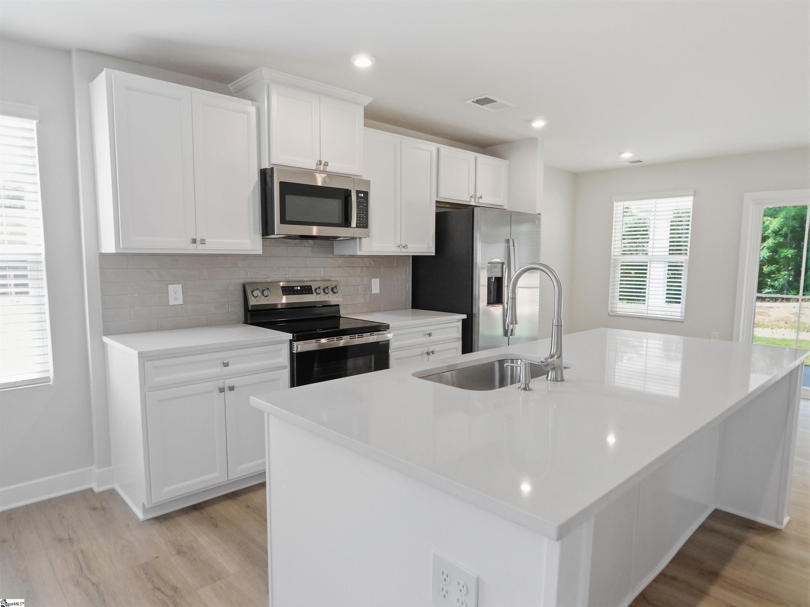 1597406 Property Photo 12