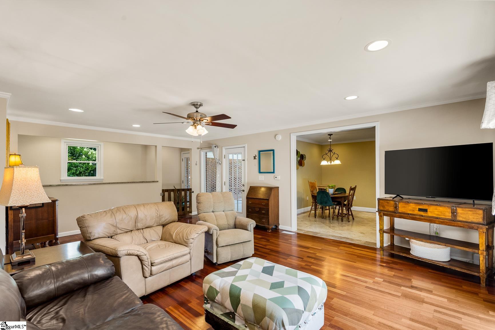 512 E Fredericks Street Property Photo 8