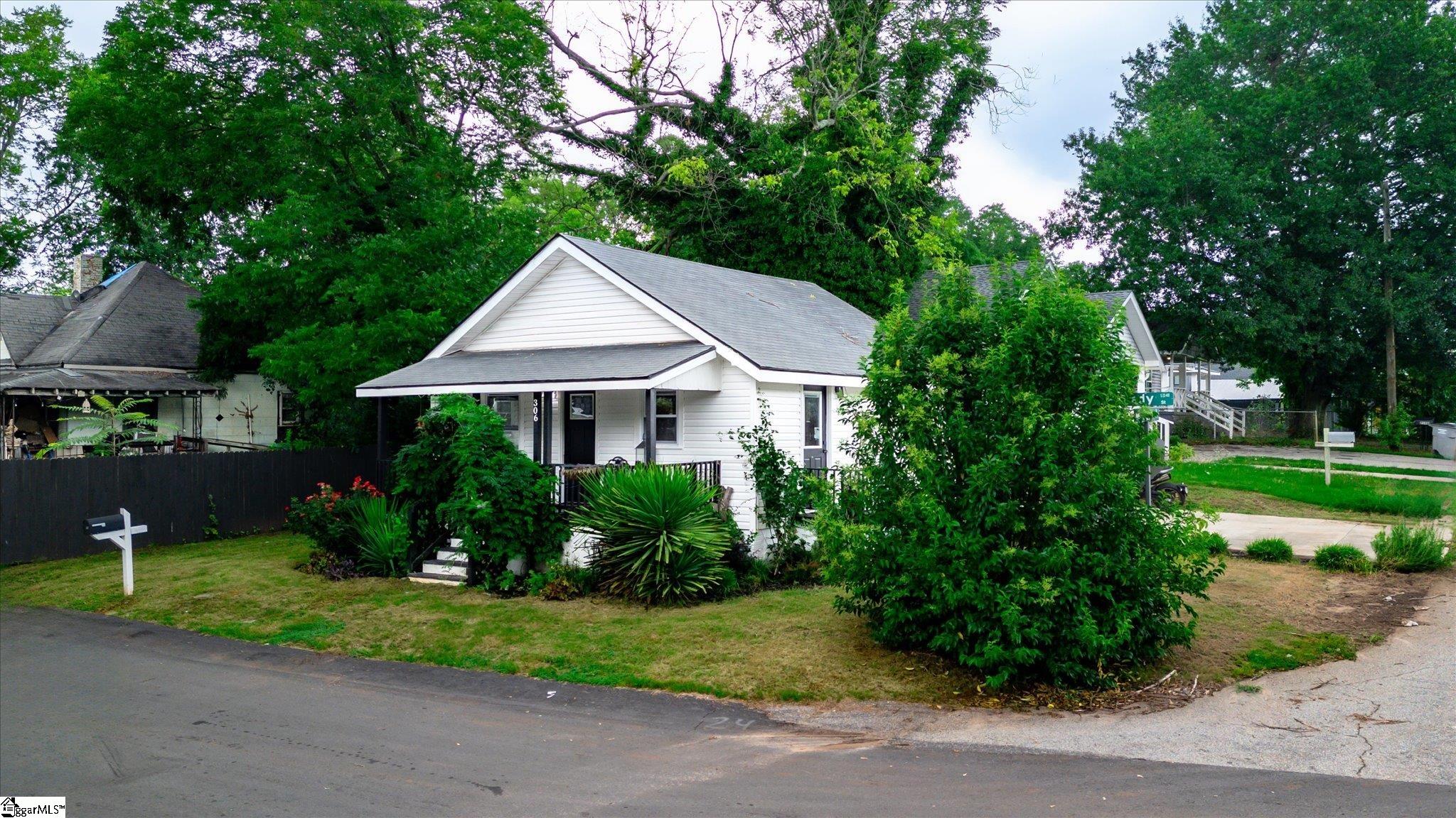 306 Lady Street Property Photo 4