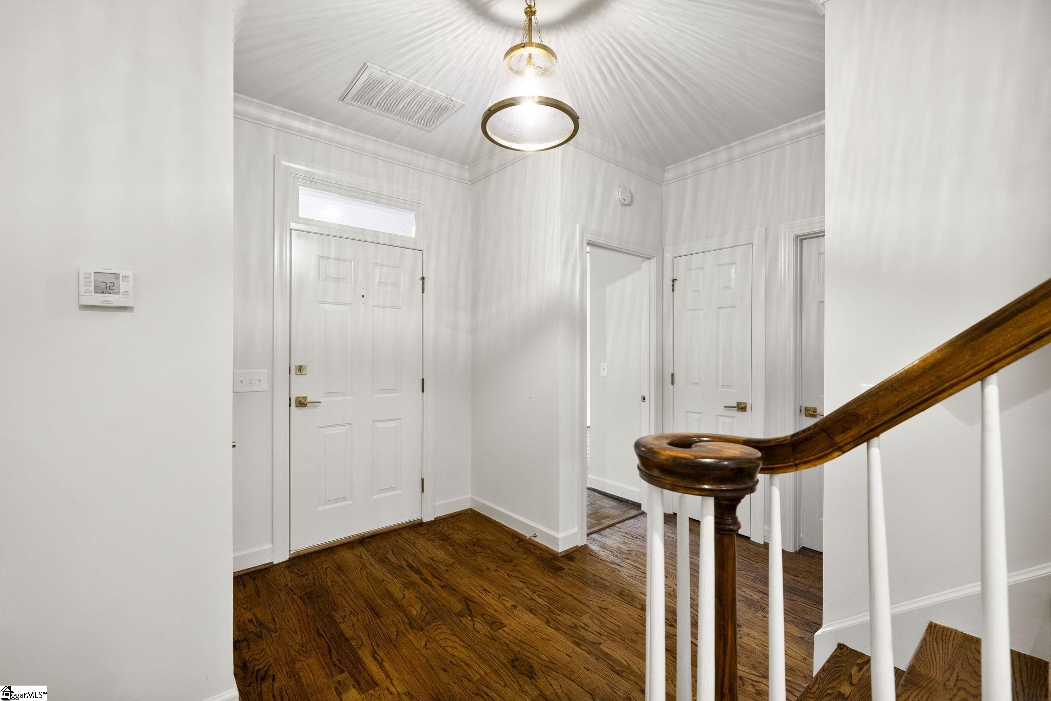 302 Greenview Circle Property Photo 6