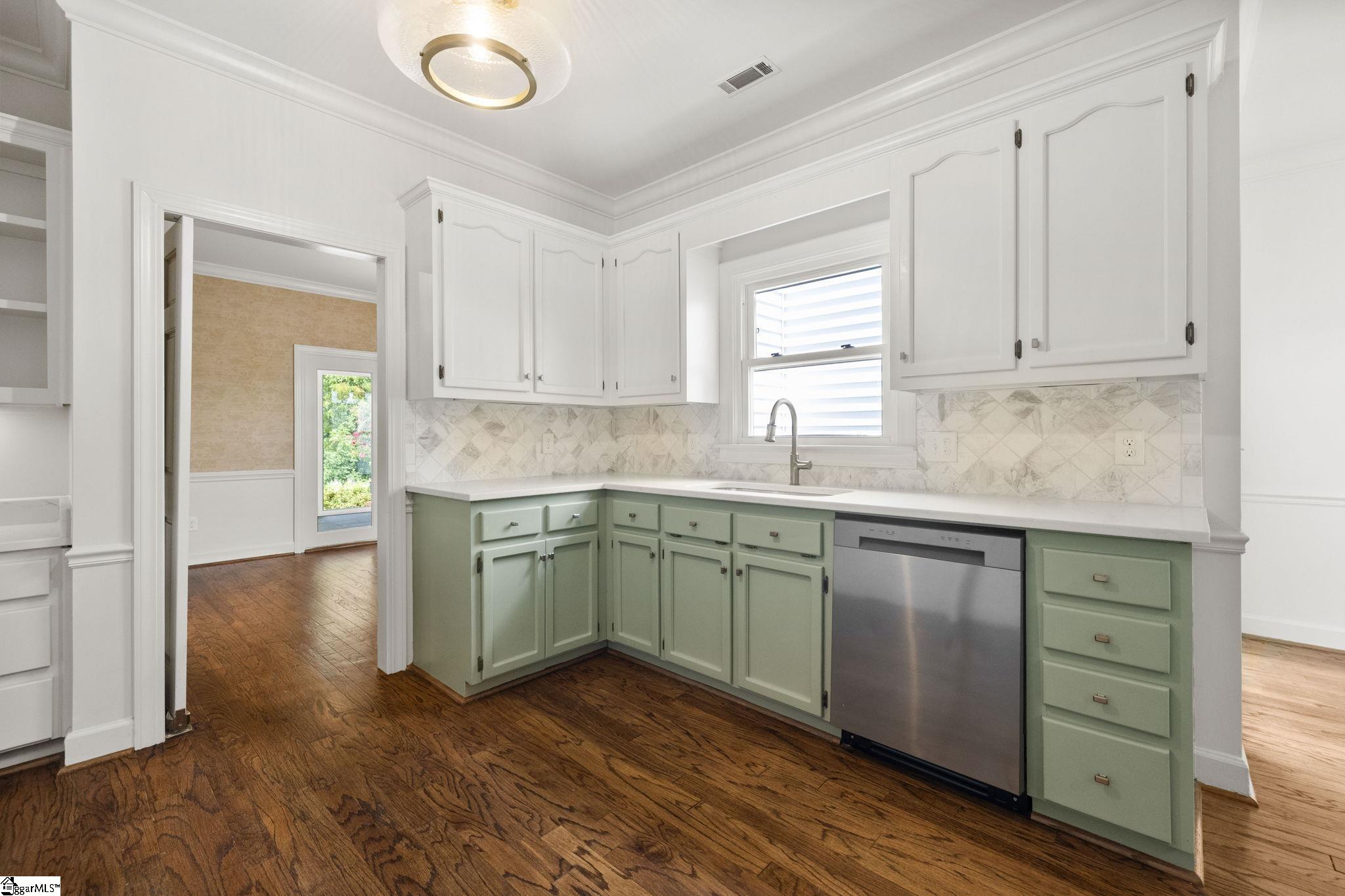302 Greenview Circle Property Photo 8