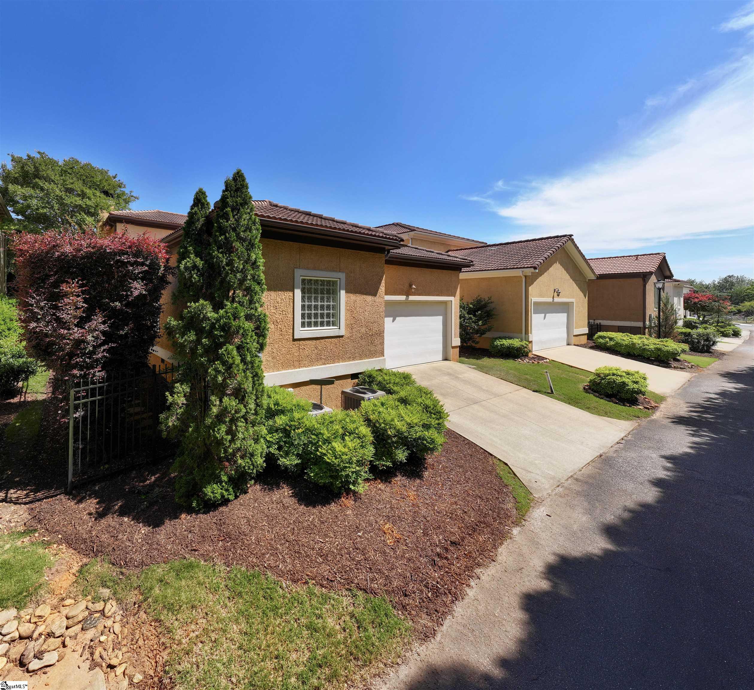 8 Arezzo Drive Property Photo 4