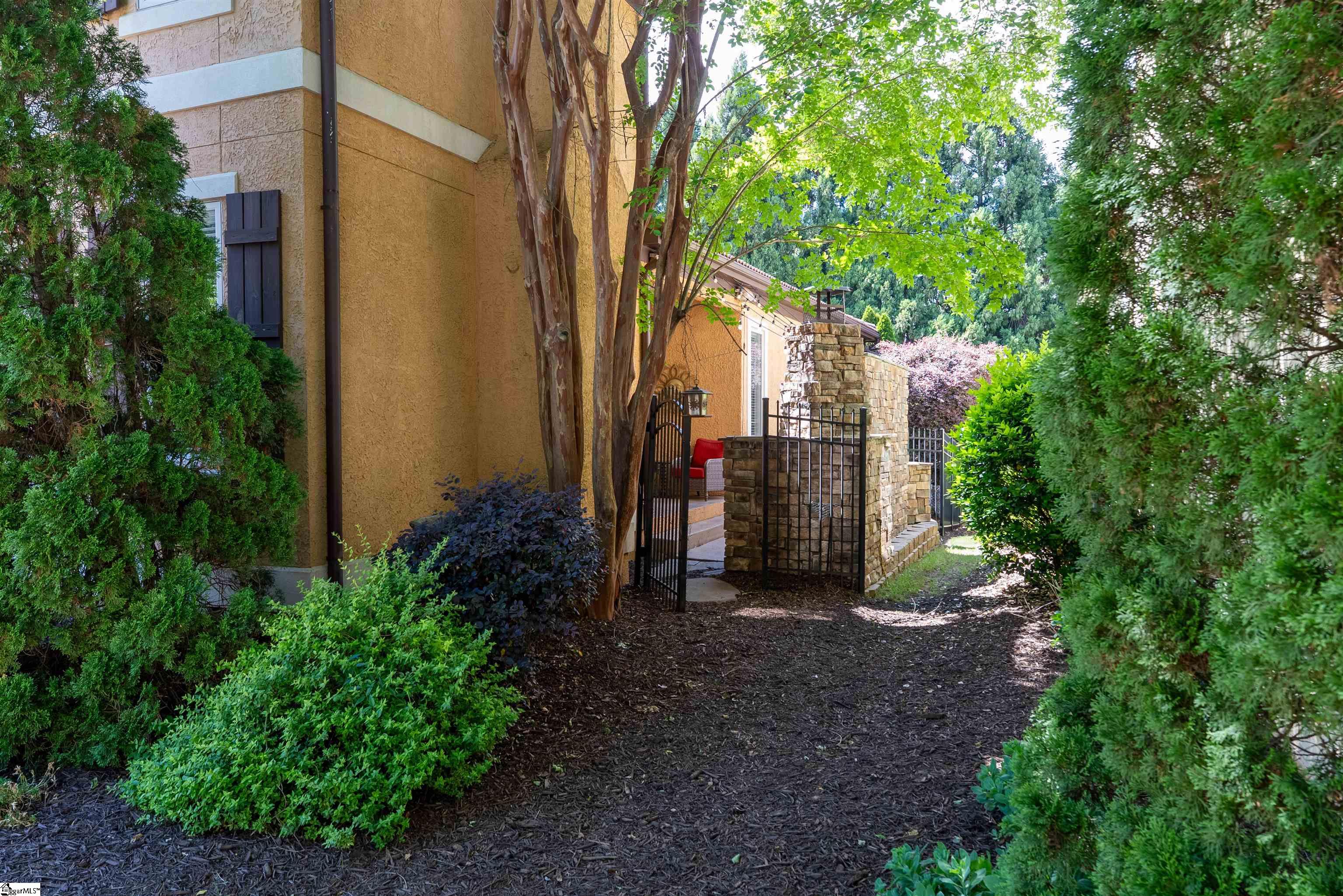 8 Arezzo Drive Property Photo 7