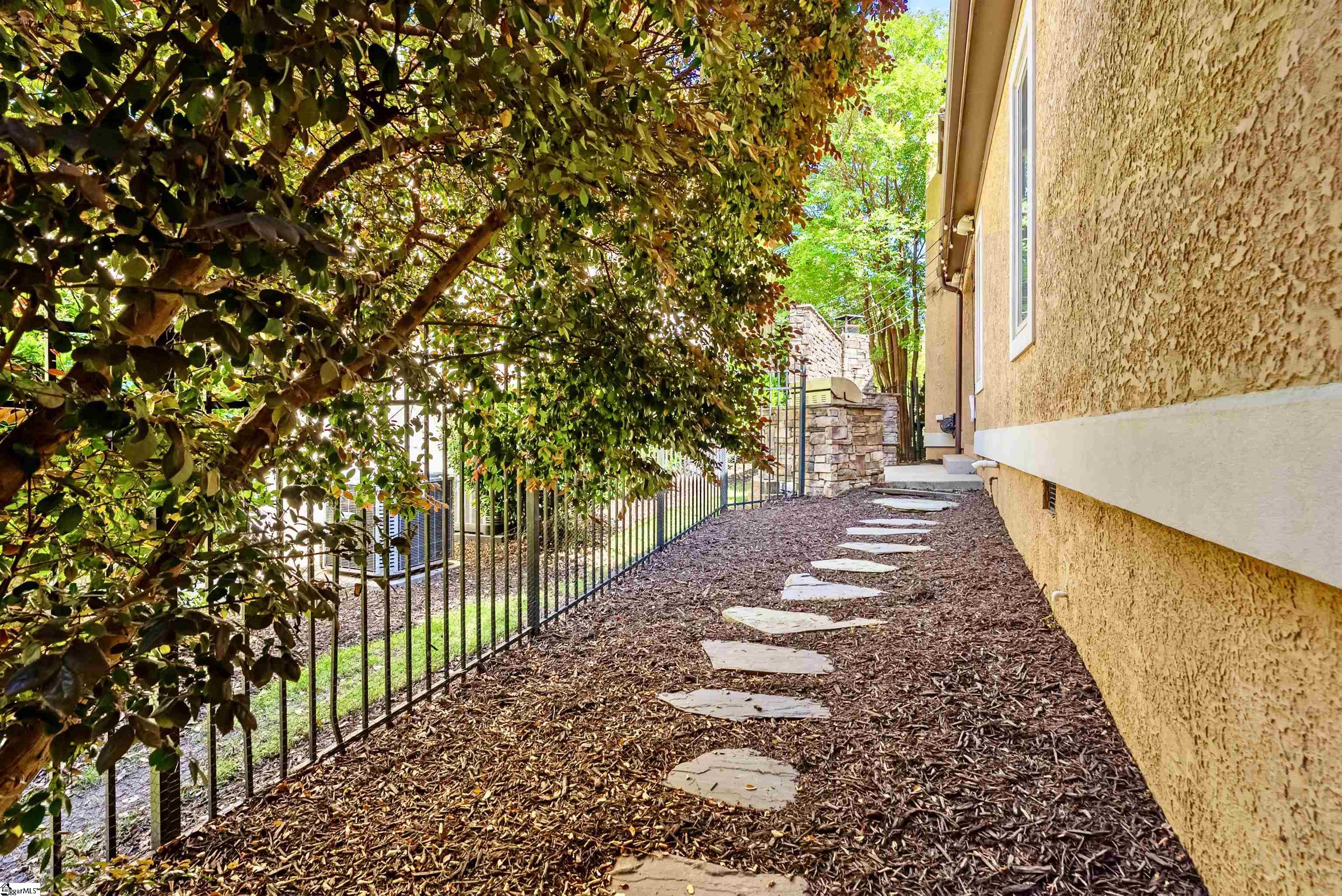 8 Arezzo Drive Property Photo 11