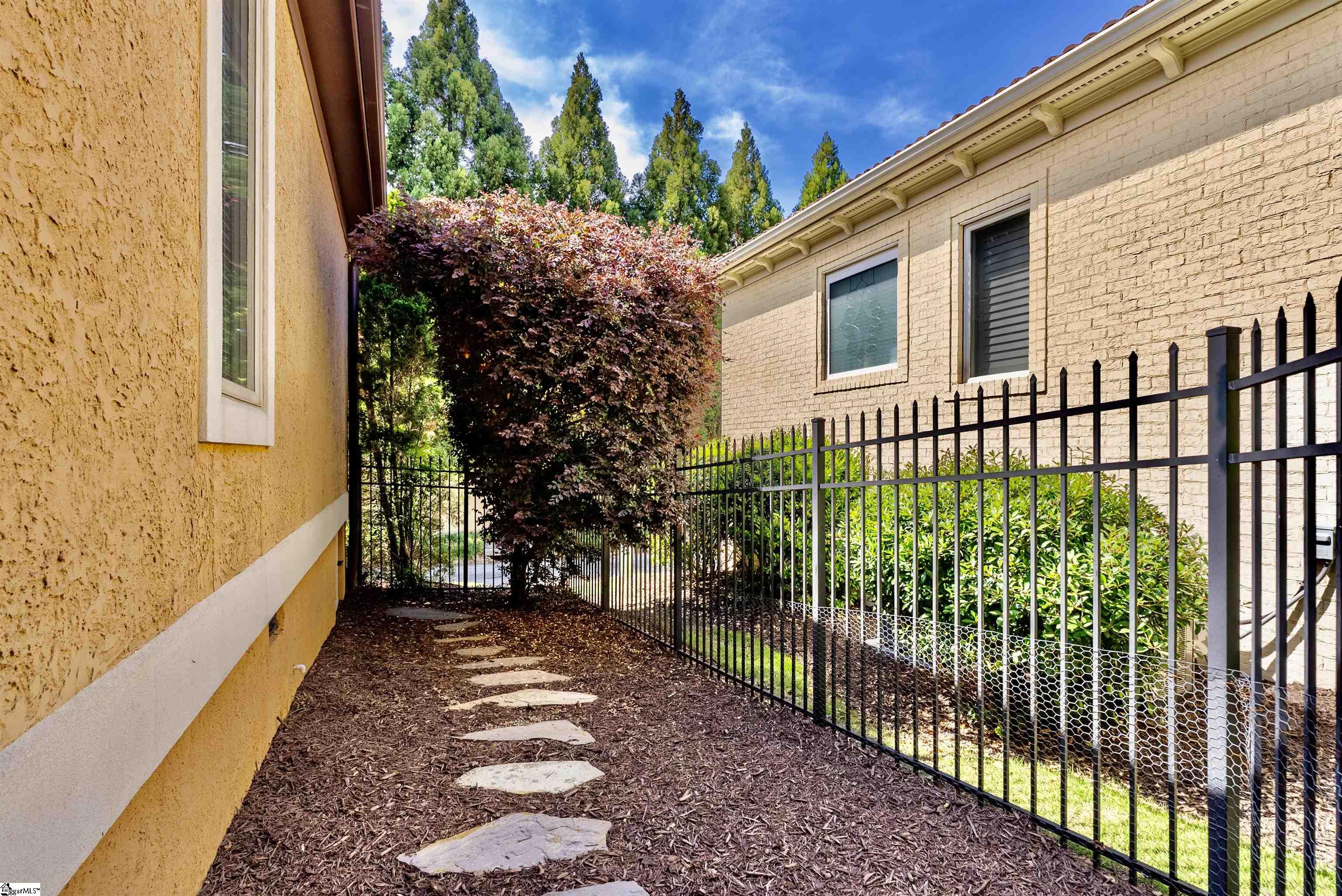 8 Arezzo Drive Property Photo 12