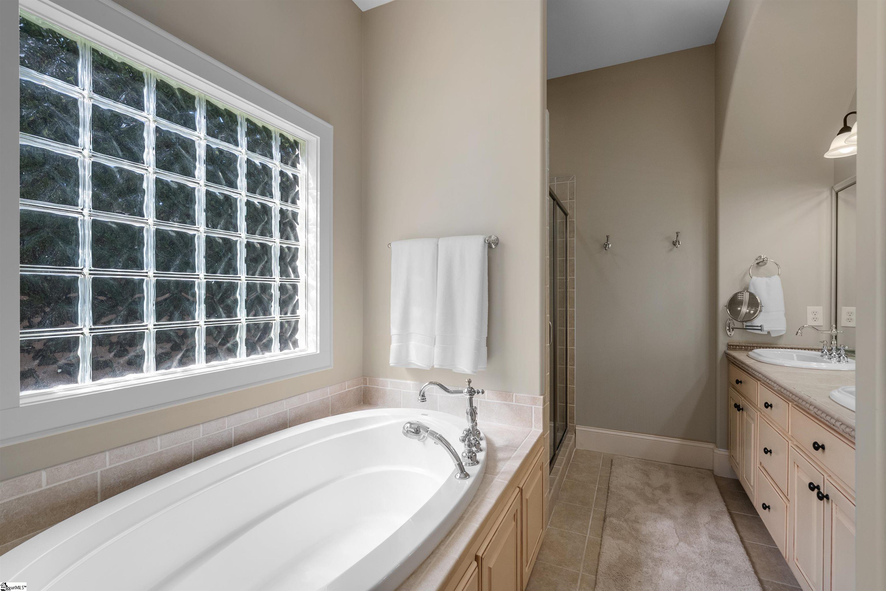8 Arezzo Drive Property Photo 26