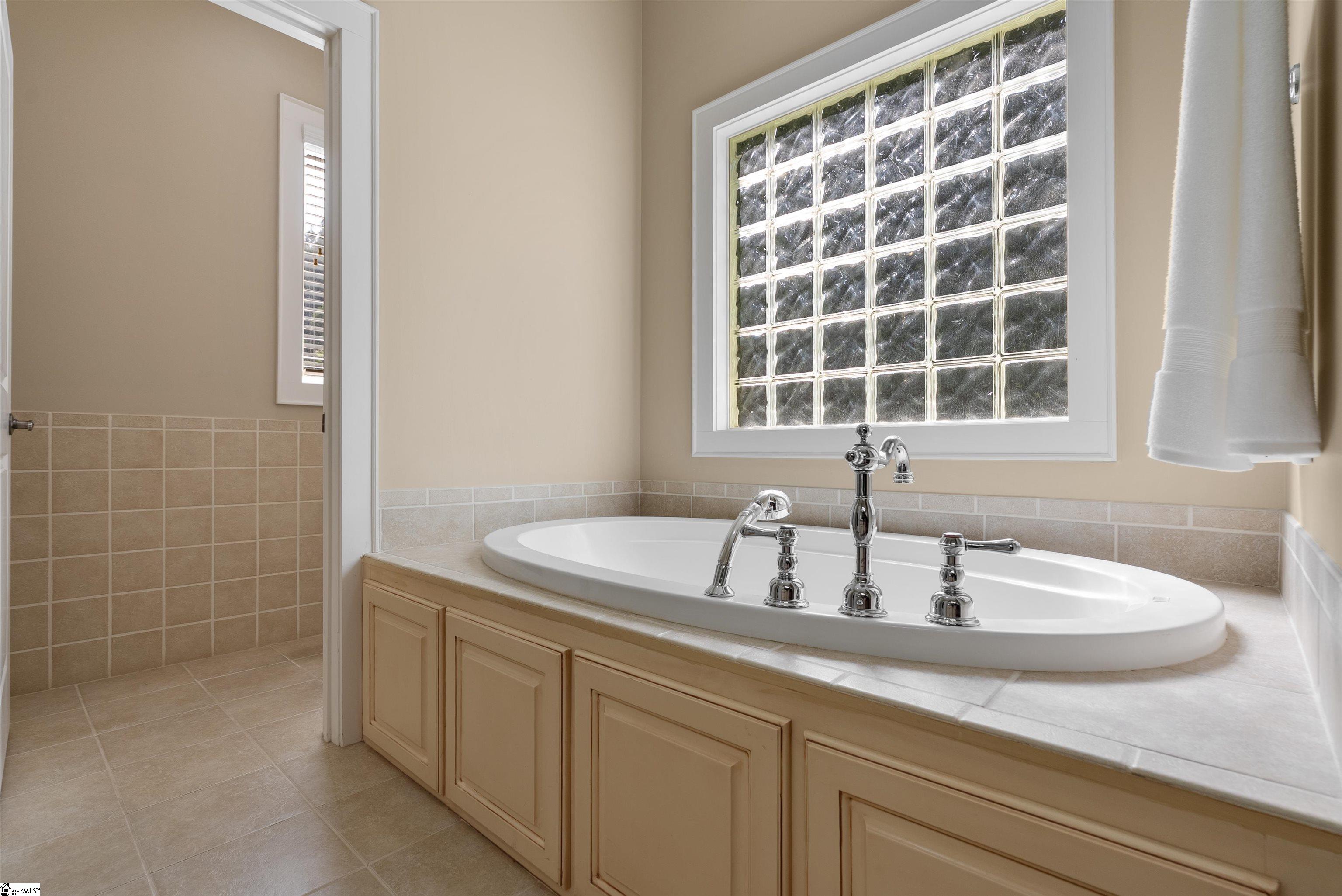 8 Arezzo Drive Property Photo 28