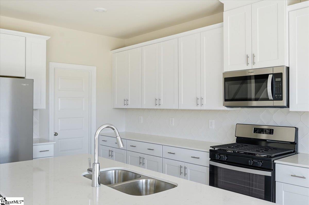 1565 Erindale Drive Property Photo 13