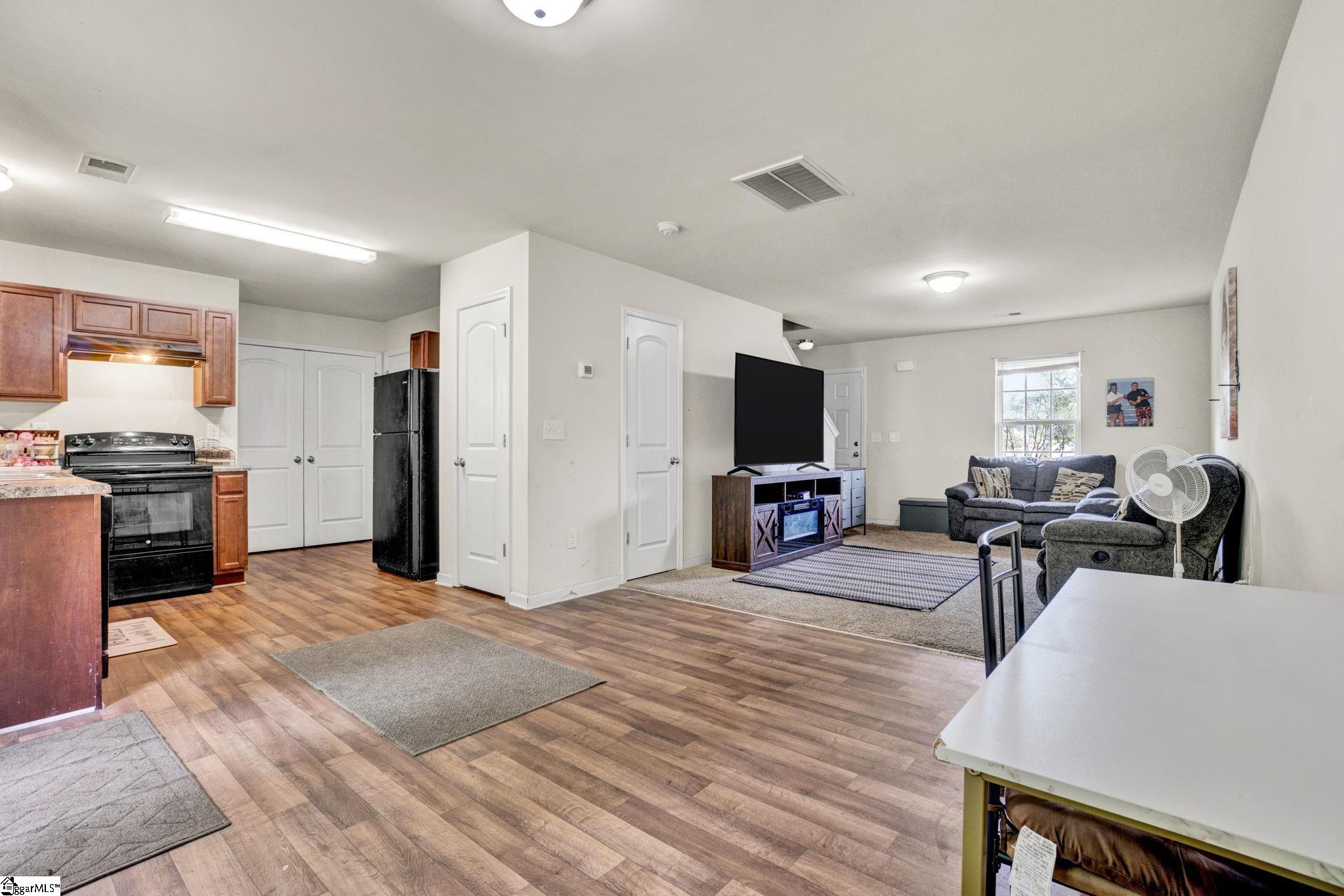156 Queens Circle Property Photo 4