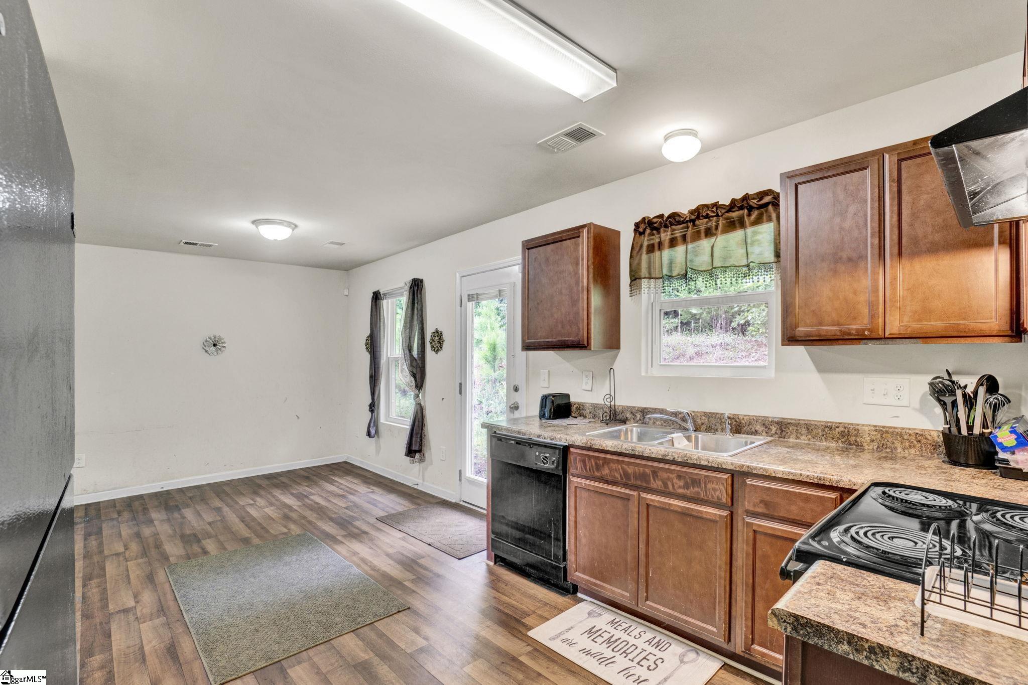 156 Queens Circle Property Photo 7