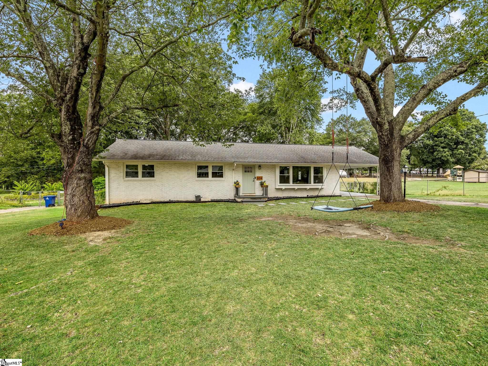 304 Earl Drive Property Photo 2