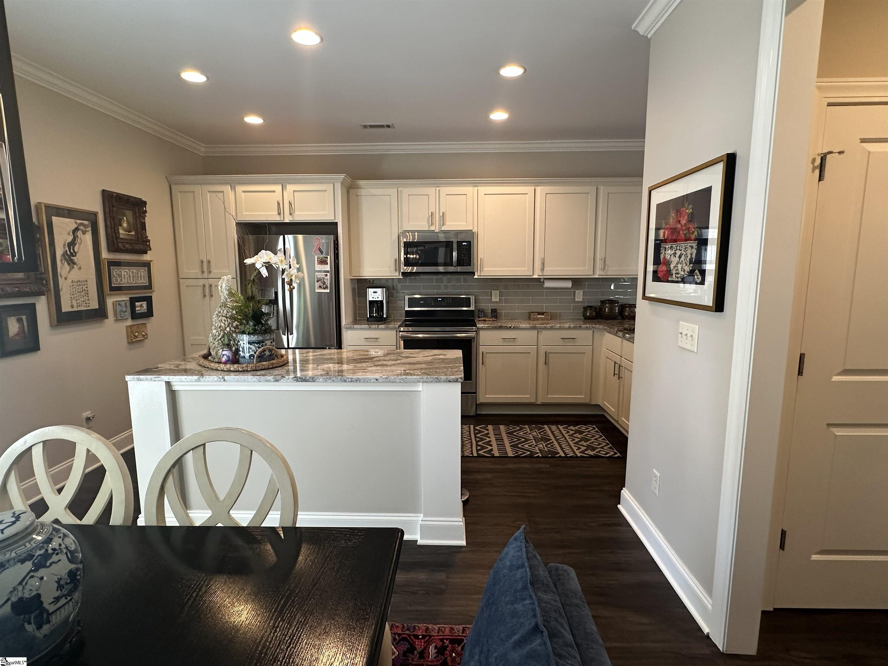 323 Arlington Avenue Property Photo 10