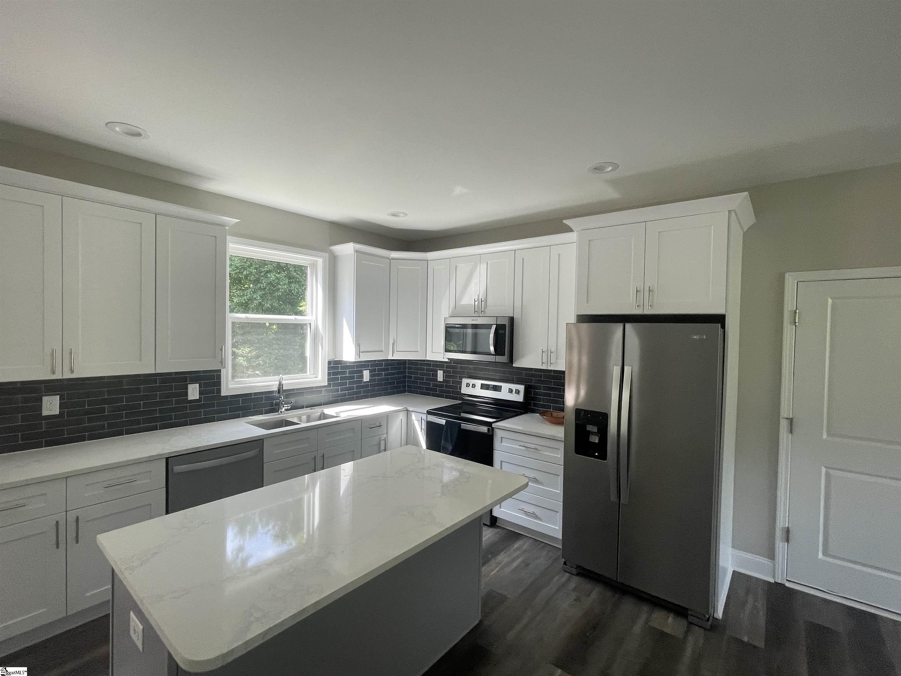 709 Rockcliff Street Property Photo 10