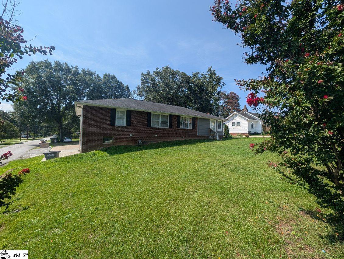 702 E Lee Road Property Photo 1