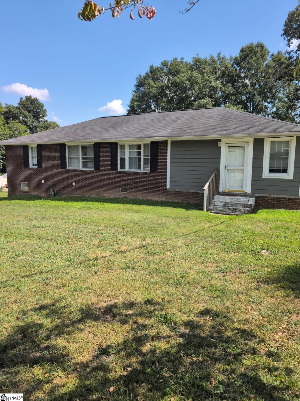702 E Lee Road Property Photo 2