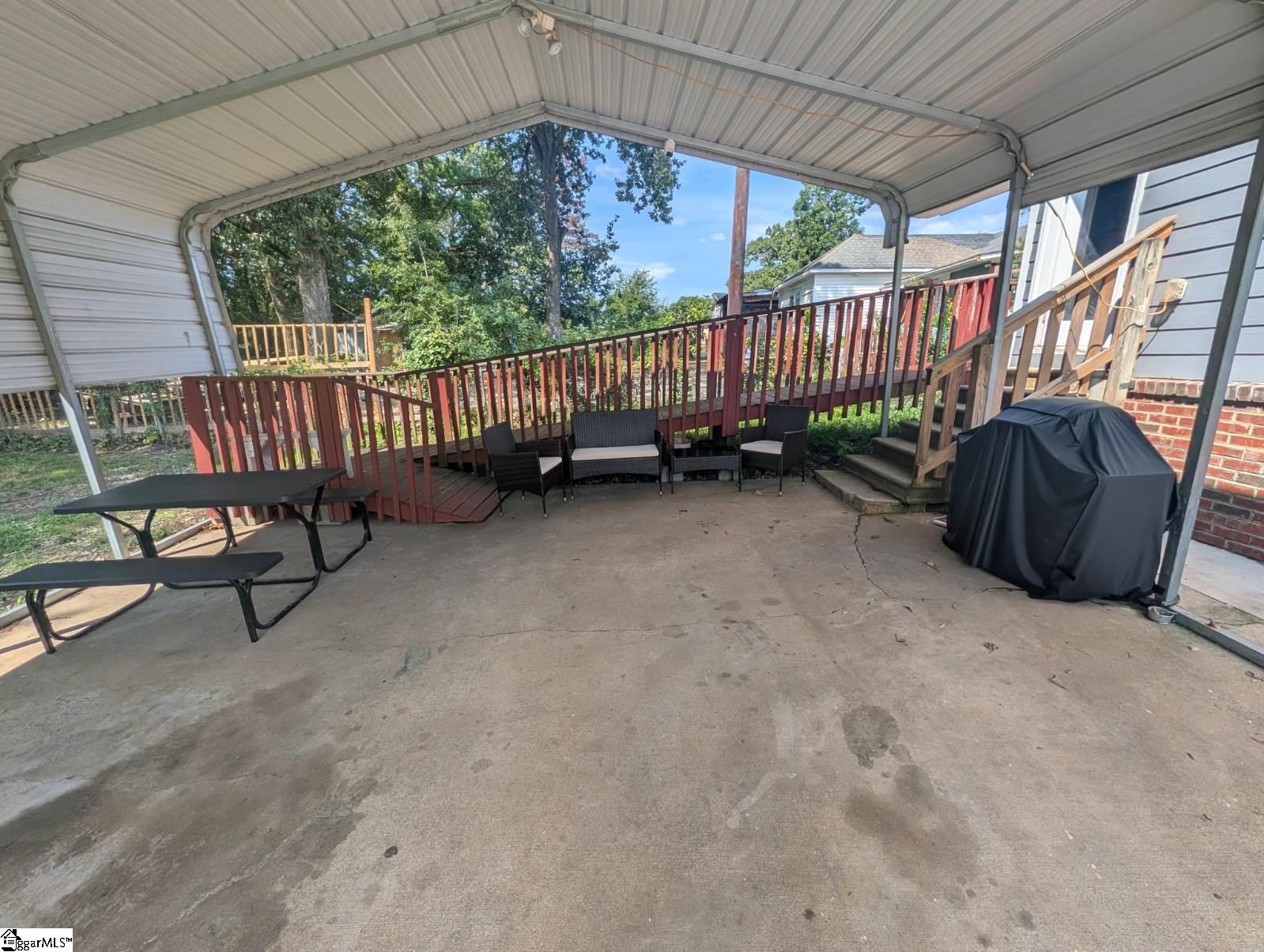 702 E Lee Road Property Photo 3
