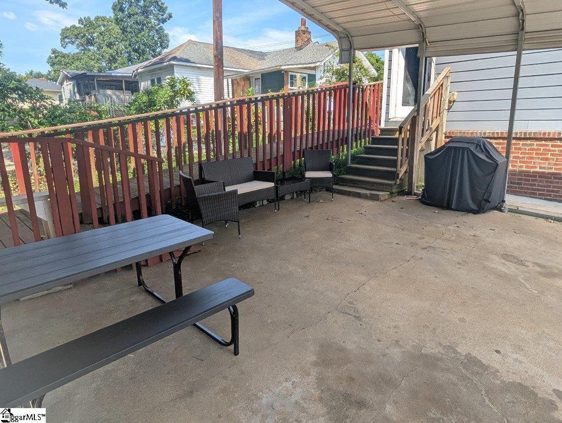 702 E Lee Road Property Photo 4