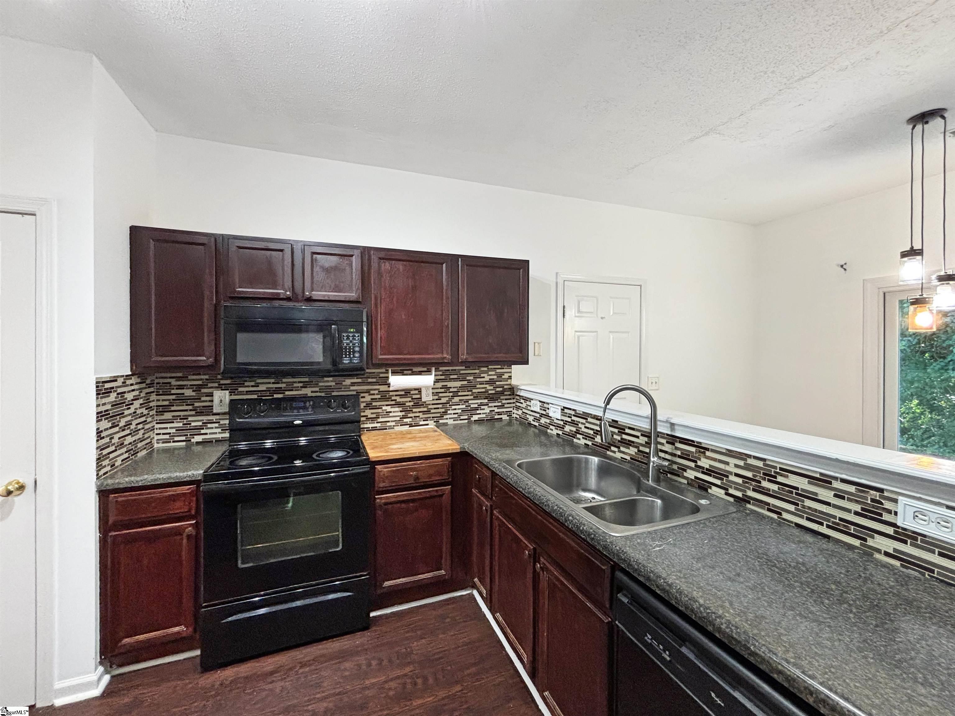1599407 Property Photo 4