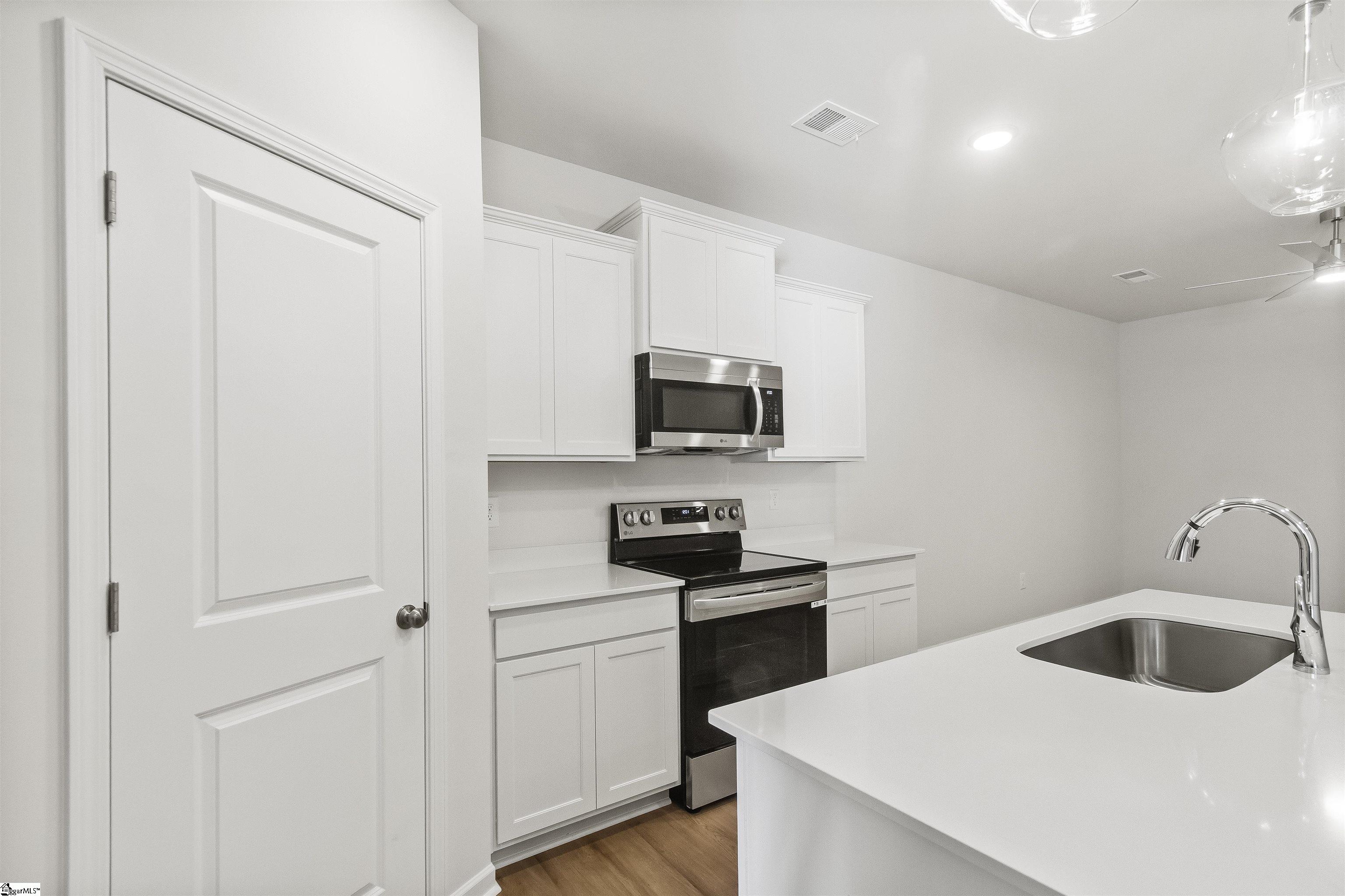 32 Stoneview Way Property Photo 6