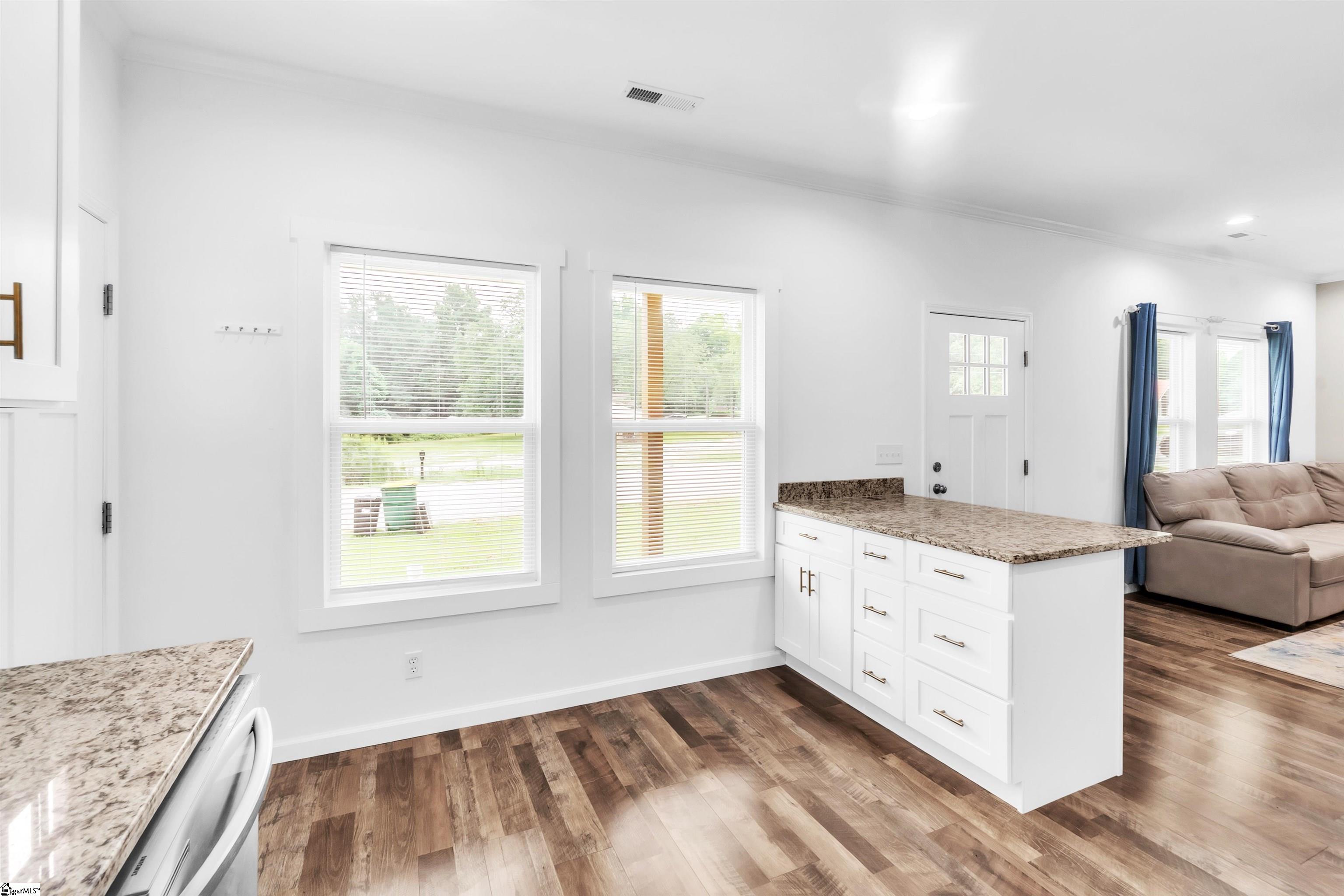 305 W Broad Street Property Photo 9