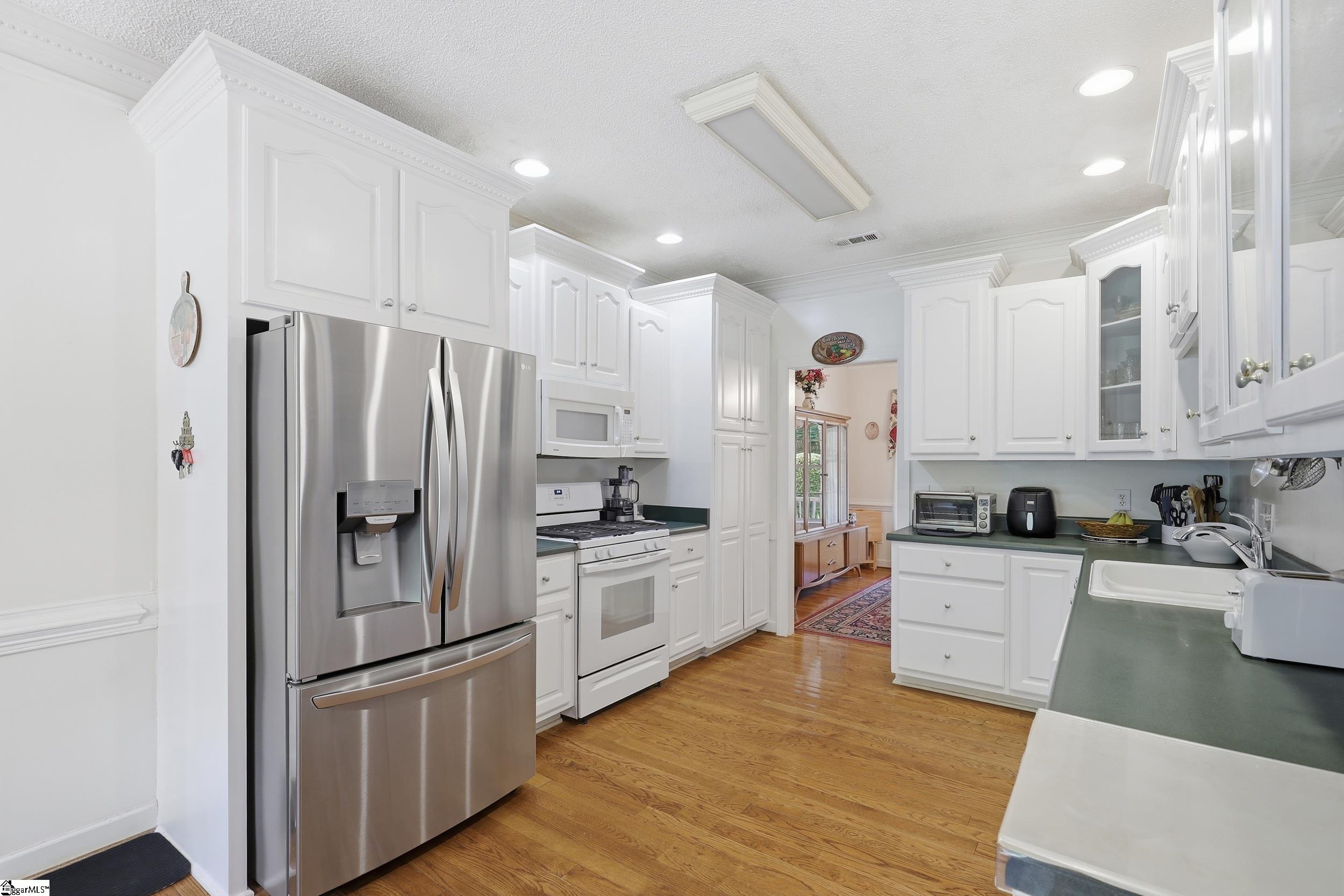 105 Taxiway Avenue Property Photo 14