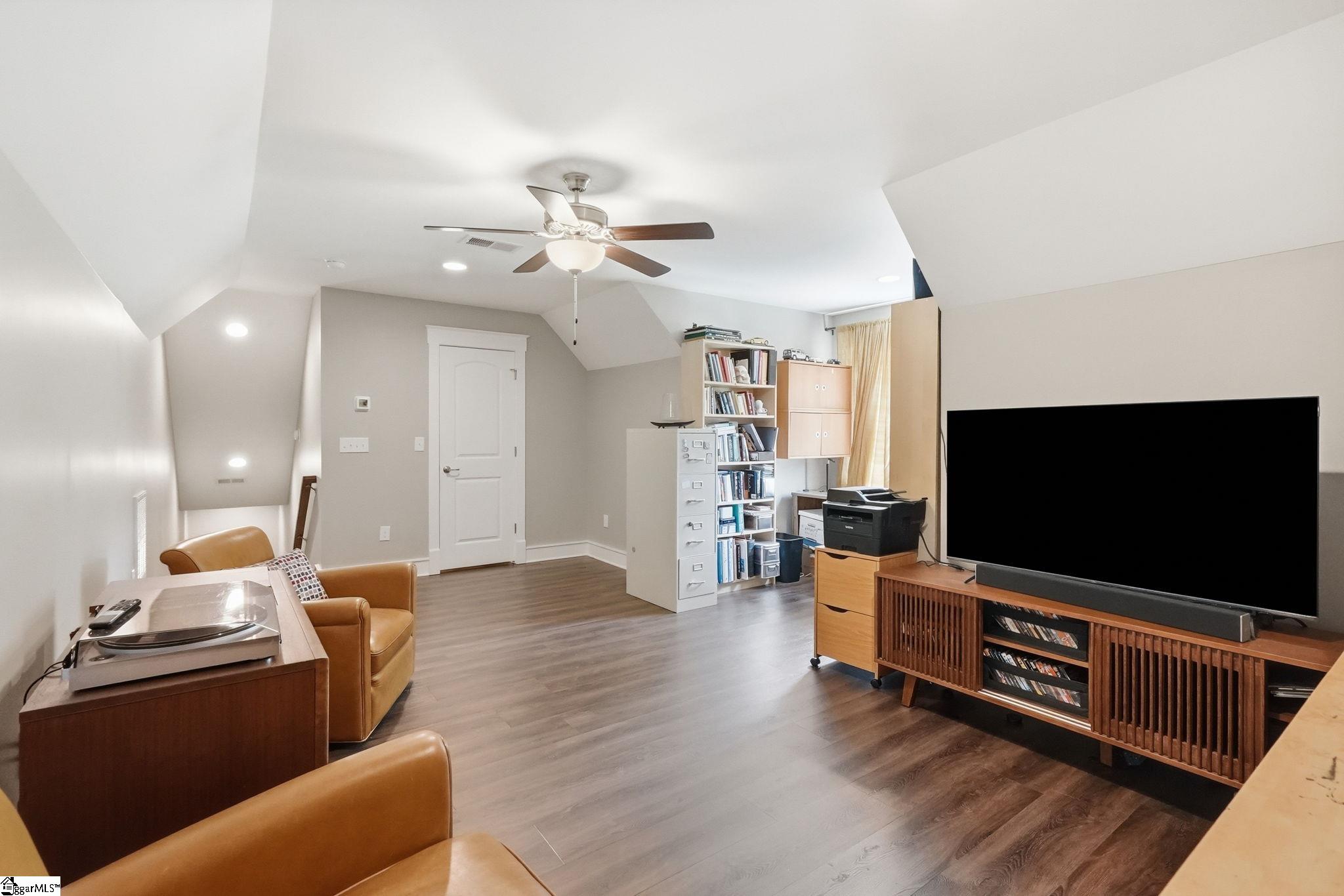 1599711 Property Photo 37