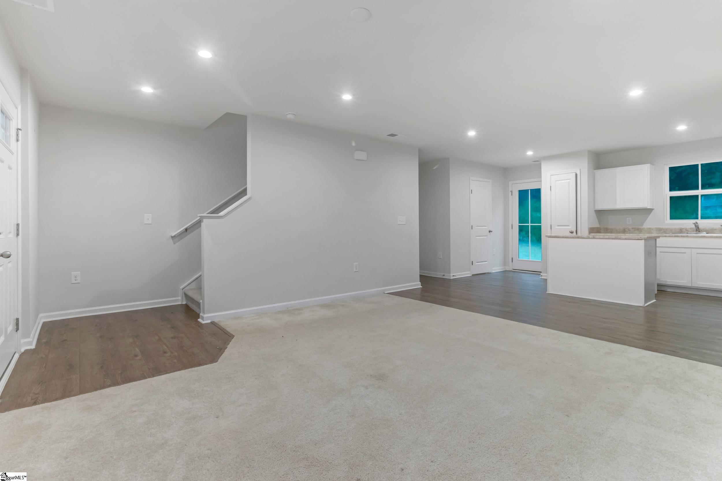 2085 Evanston Drive Property Photo 6