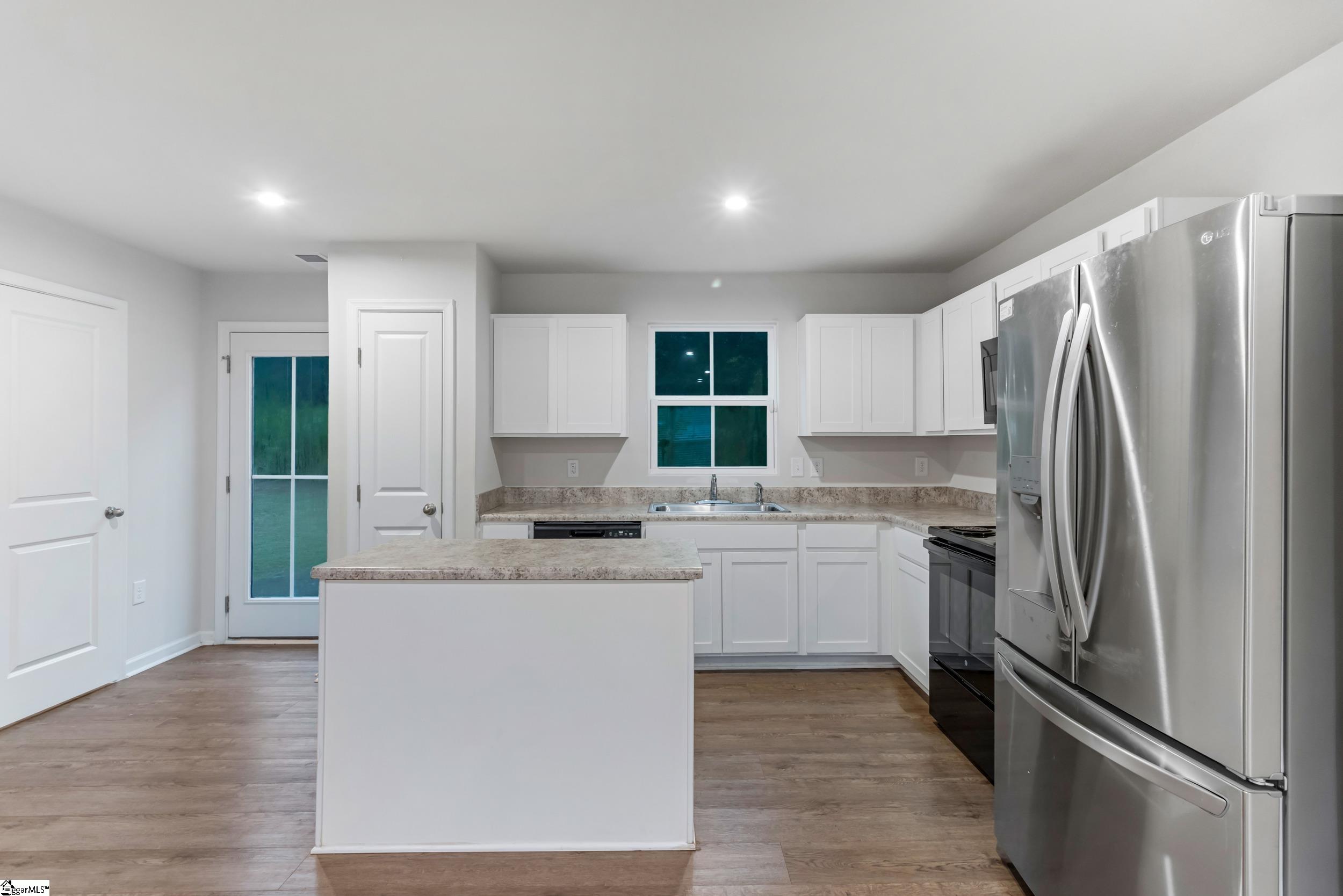 2085 Evanston Drive Property Photo 8