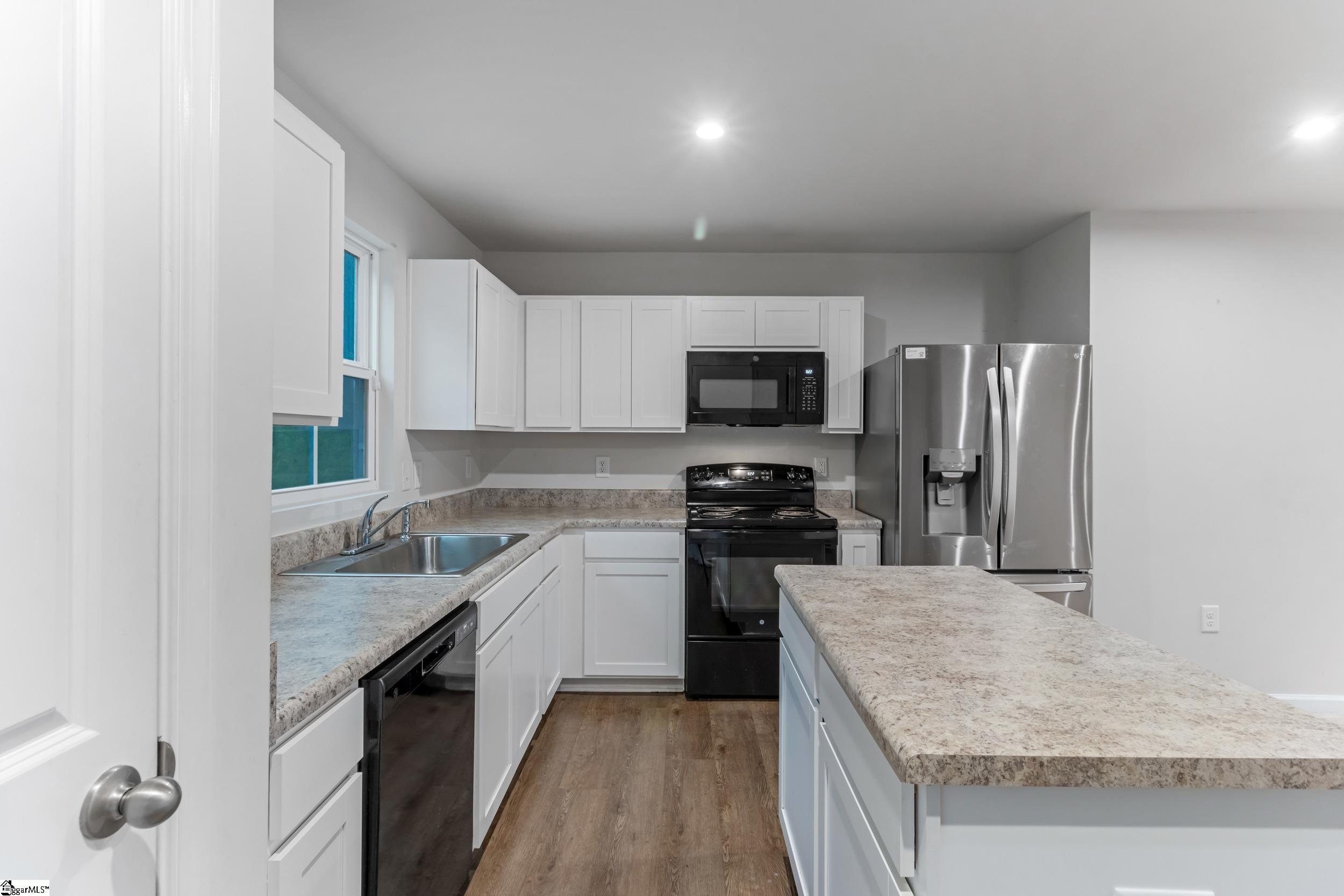 2085 Evanston Drive Property Photo 10