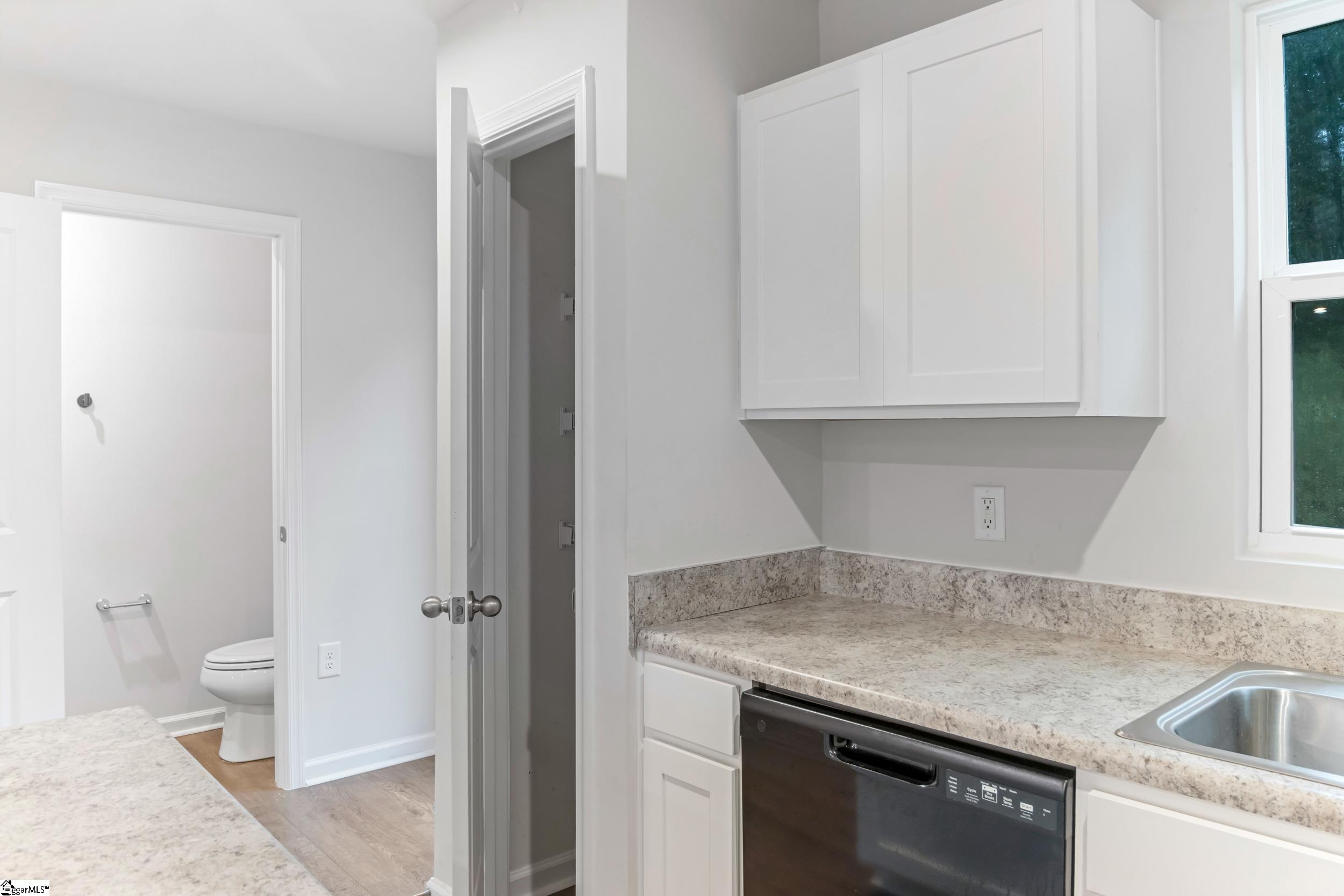 2085 Evanston Drive Property Photo 13