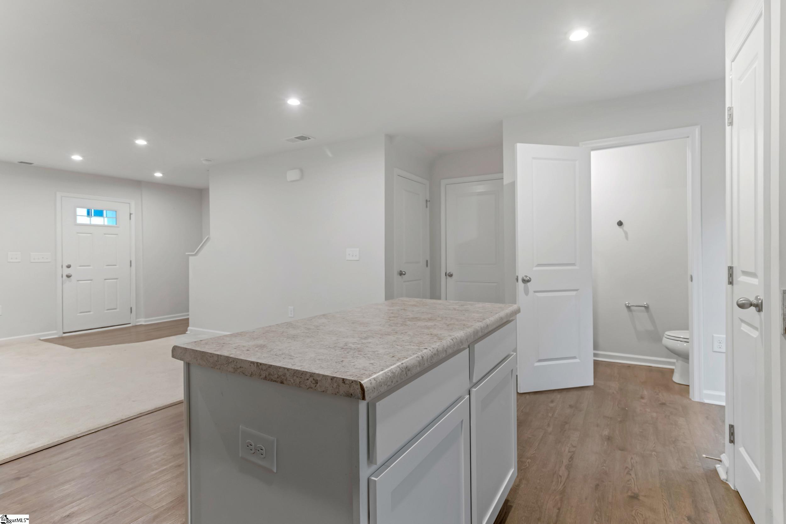 2085 Evanston Drive Property Photo 14