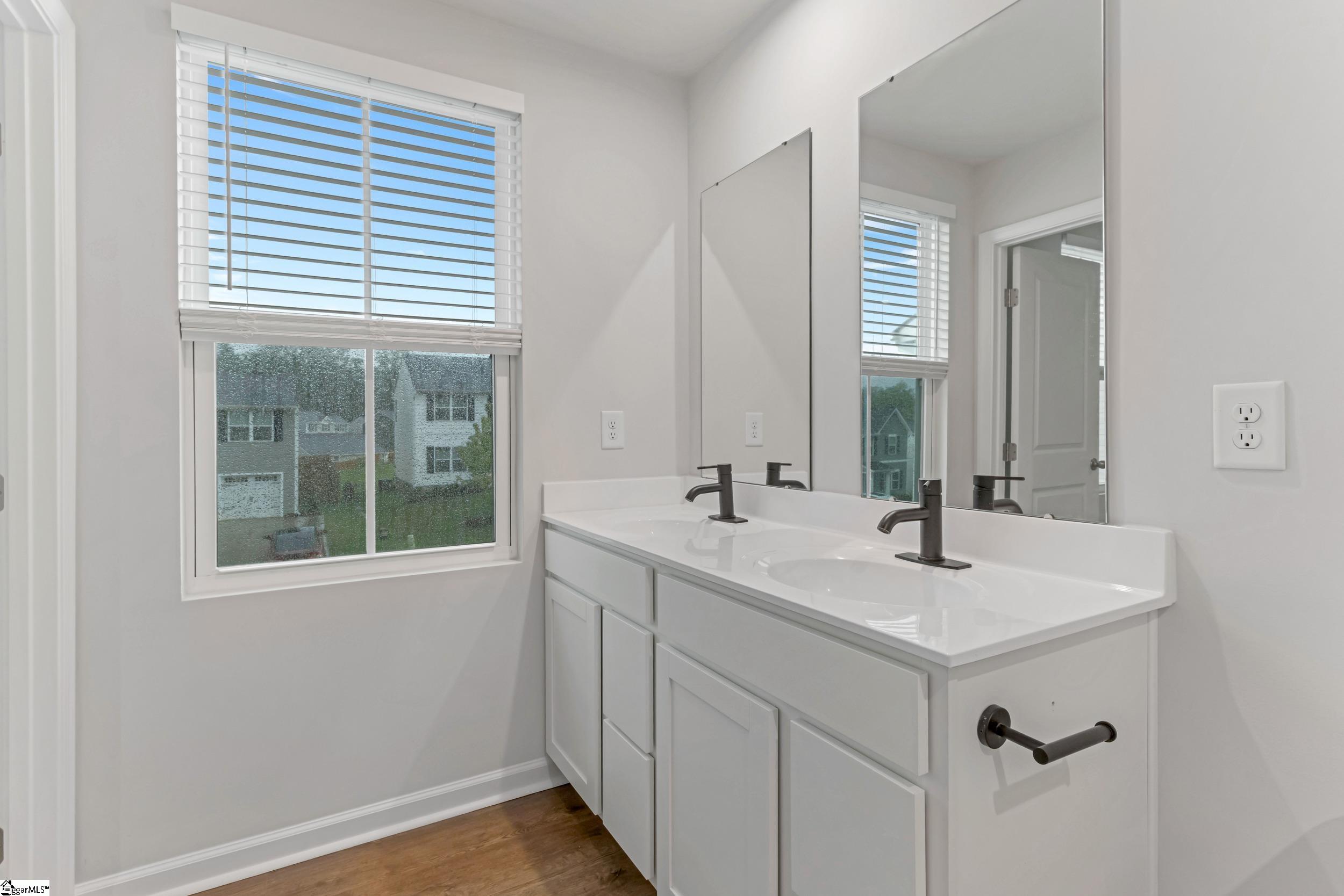 2085 Evanston Drive Property Photo 22