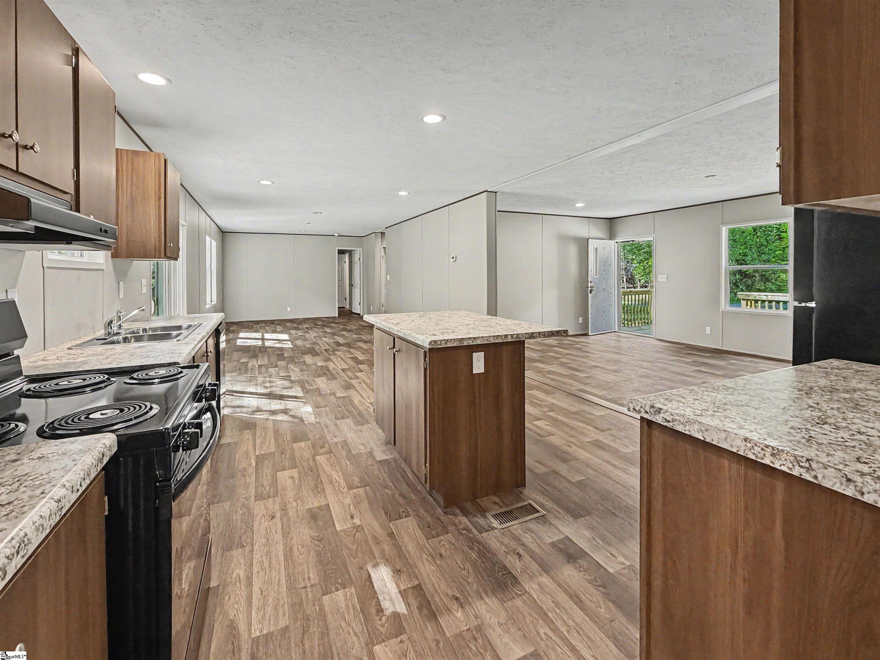 718 Hines Road Property Photo 5