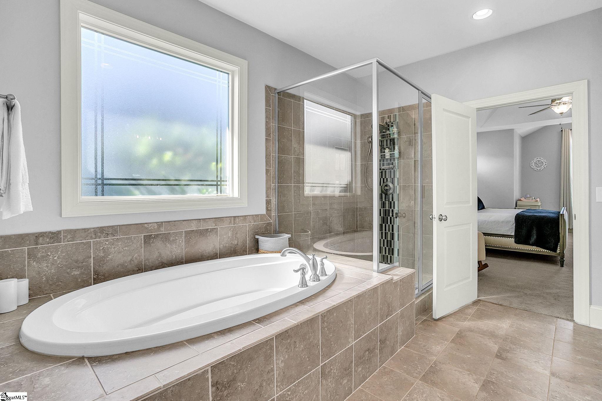 6 Lakeway Place Property Photo 28