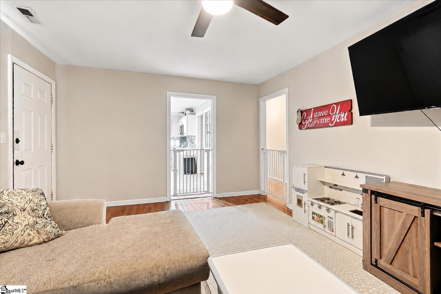 305 Poplar Street Property Photo 5