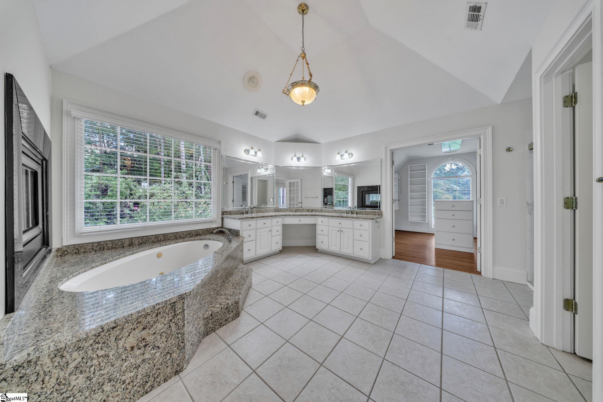 401 Rivercrest Drive Property Photo 18