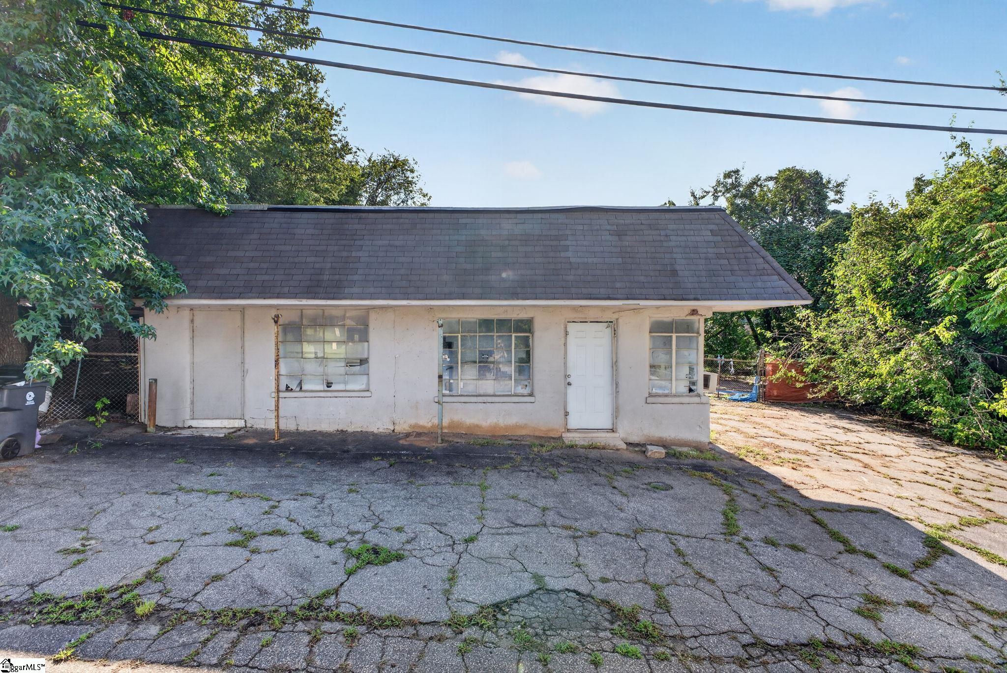 209 E Bramlett Road Property Photo 1