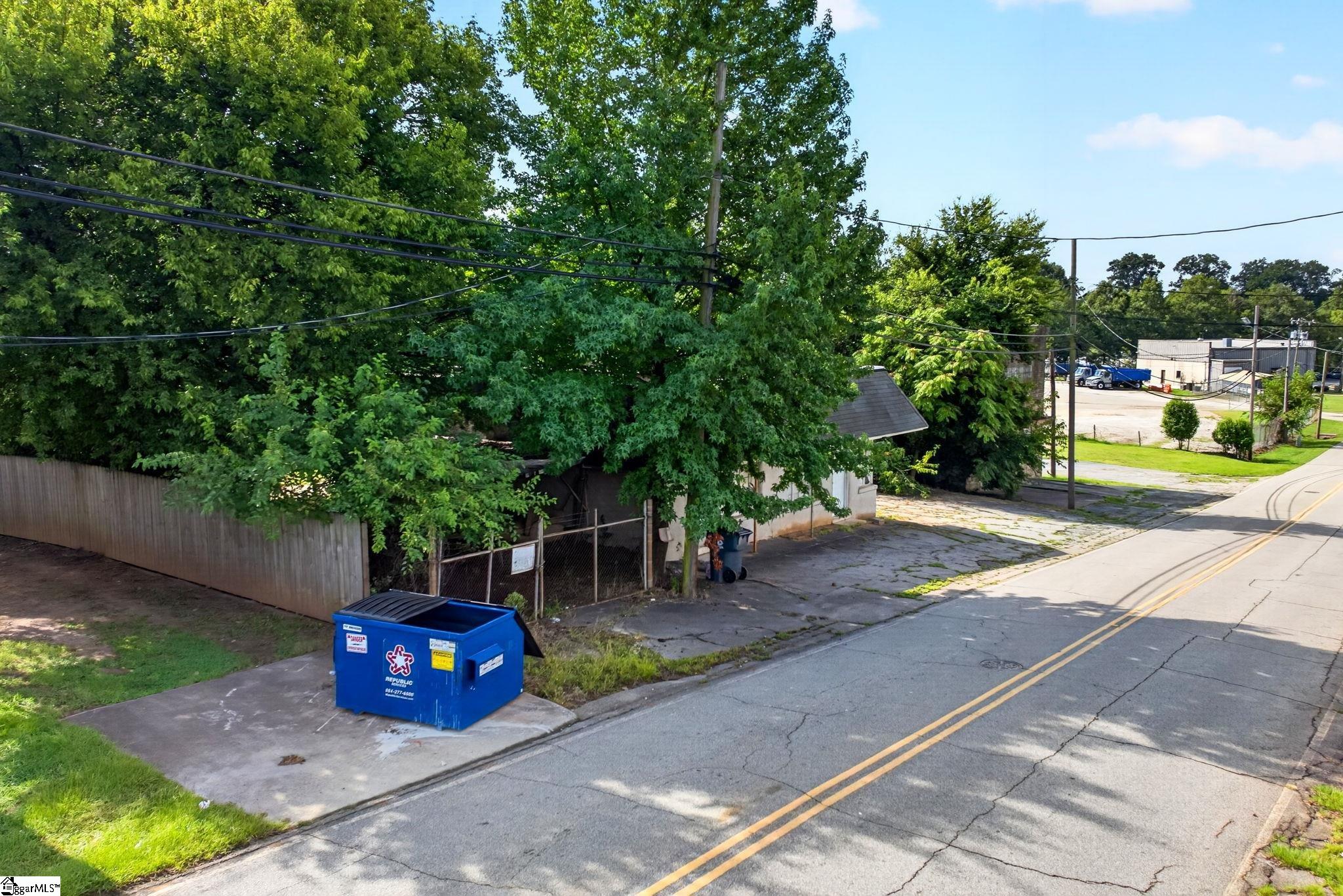 209 E Bramlett Road Property Photo 4