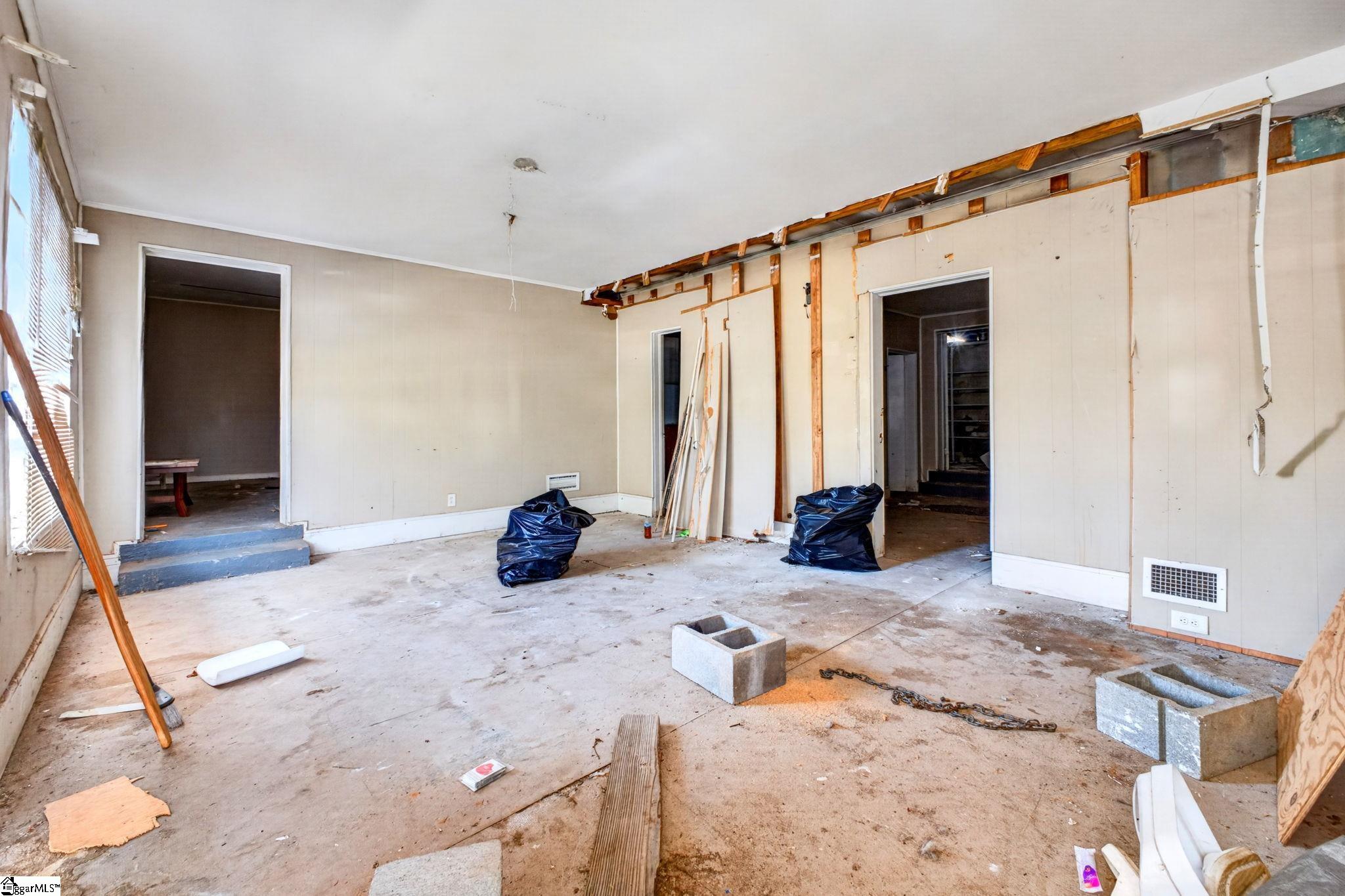 209 E Bramlett Road Property Photo 7