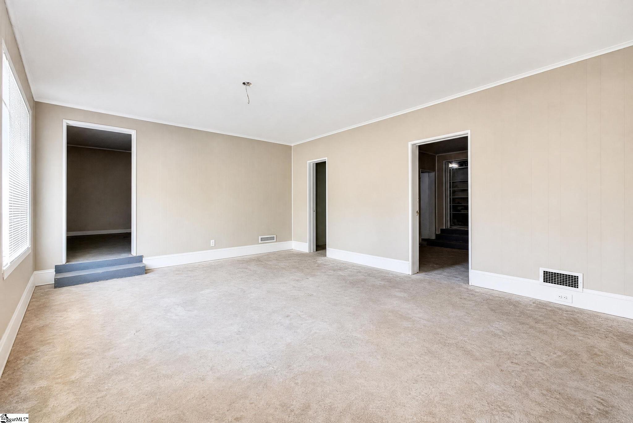 209 E Bramlett Road Property Photo 8
