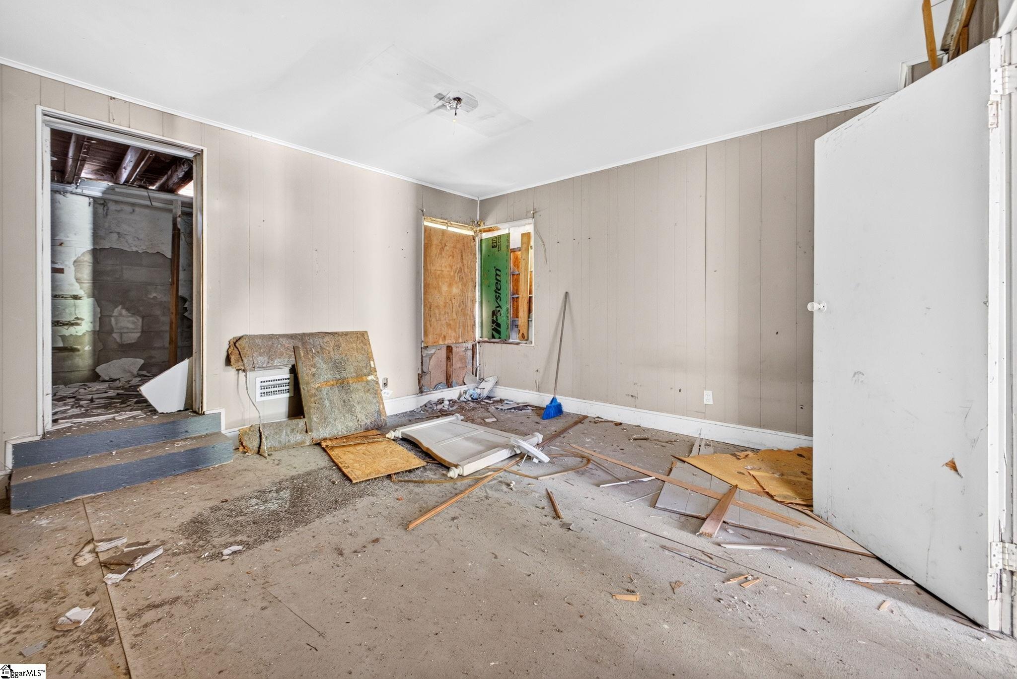 209 E Bramlett Road Property Photo 9