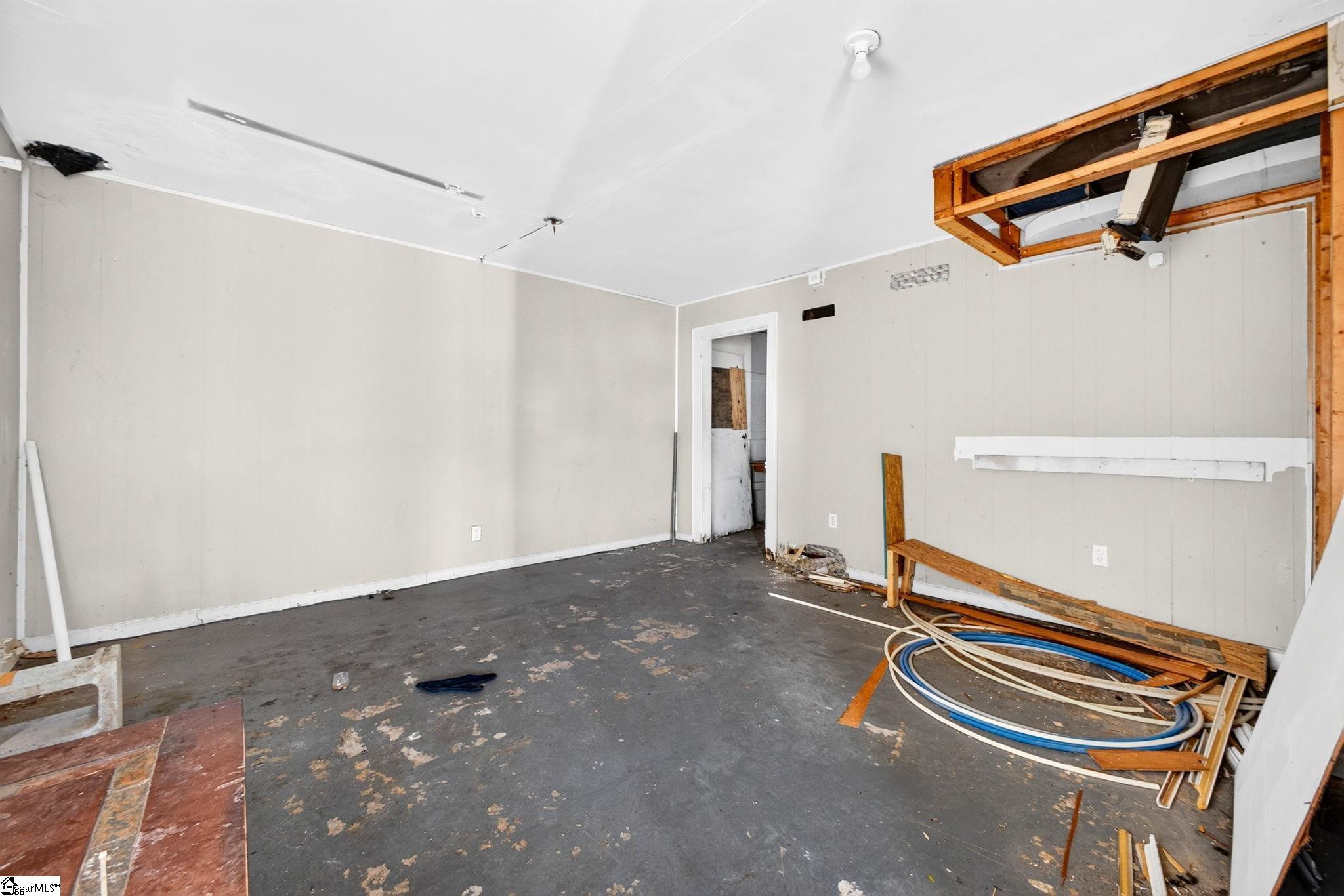 209 E Bramlett Road Property Photo 13