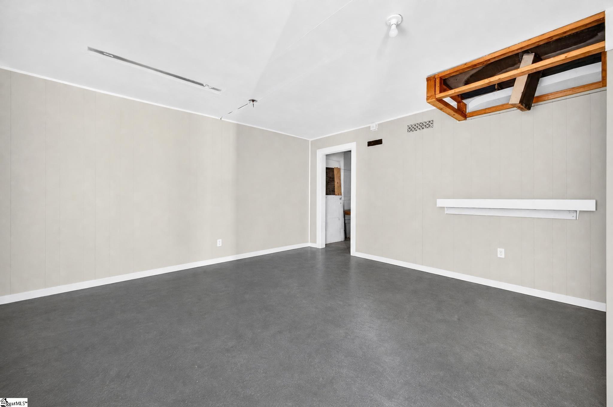 209 E Bramlett Road Property Photo 14