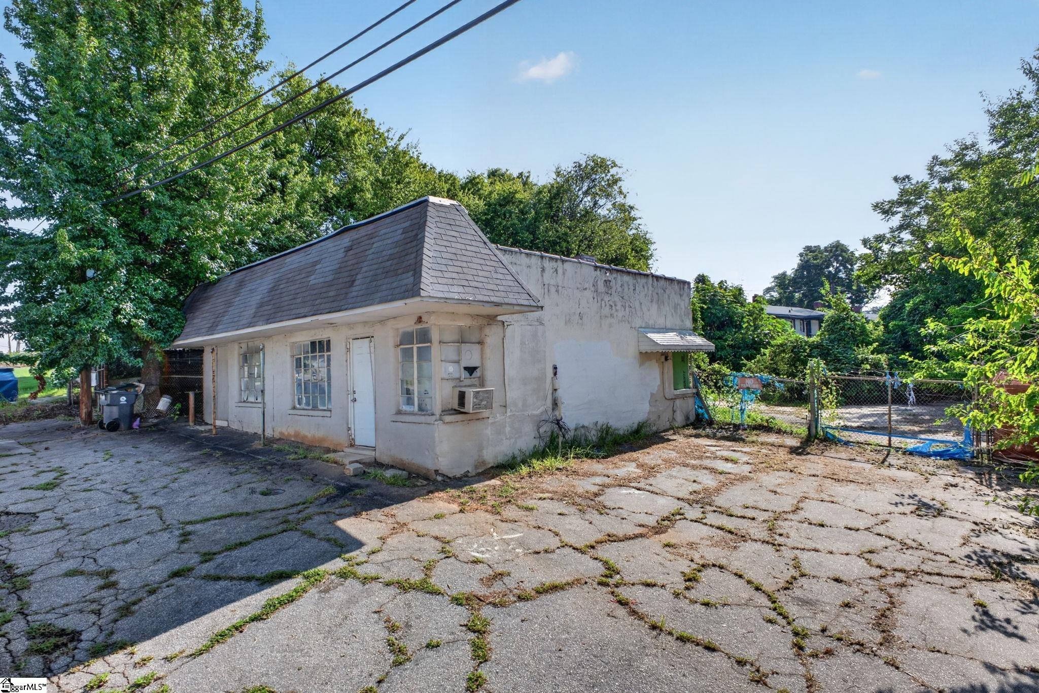 209 E Bramlett Road Property Photo 18