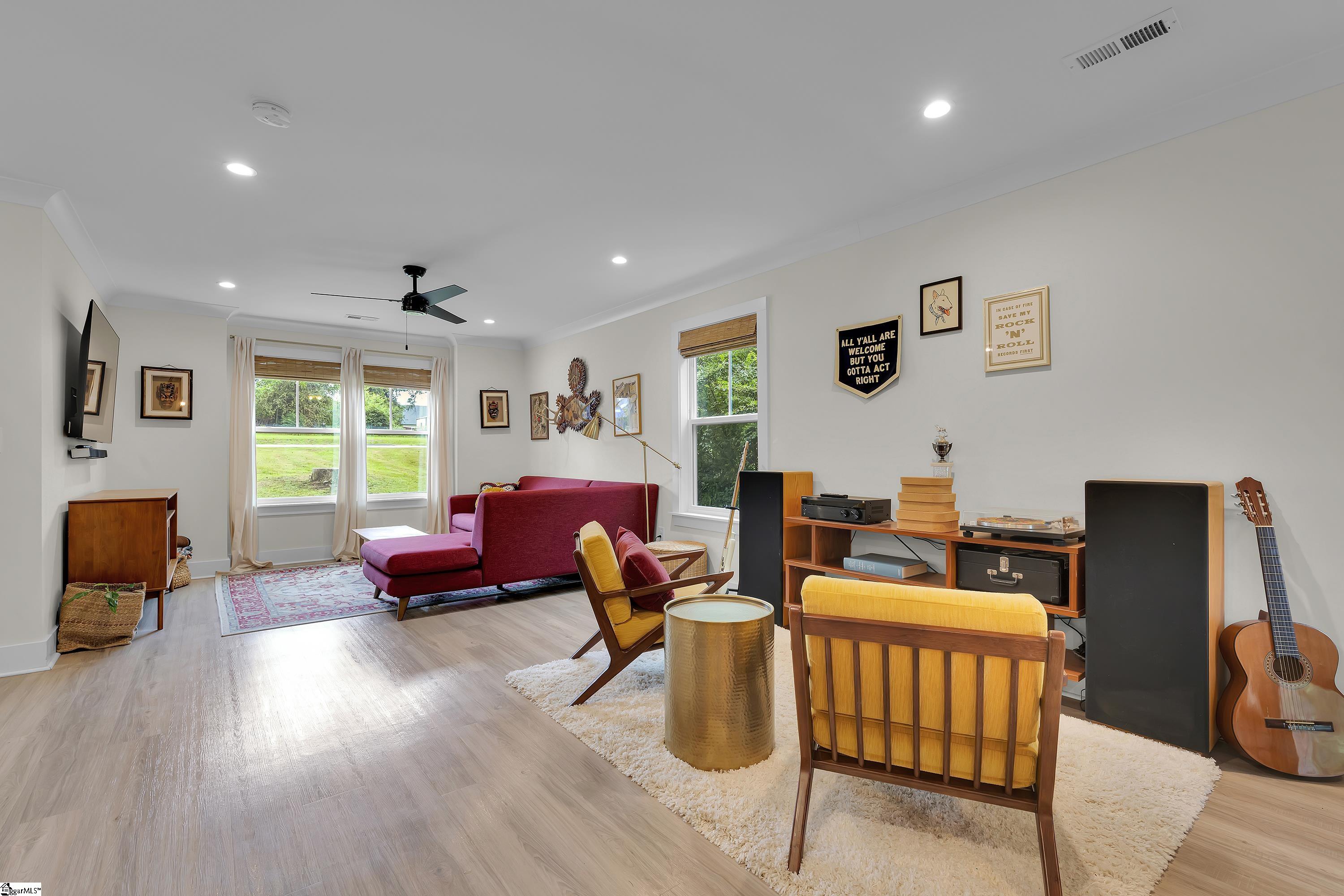 222 West Road Property Photo 4
