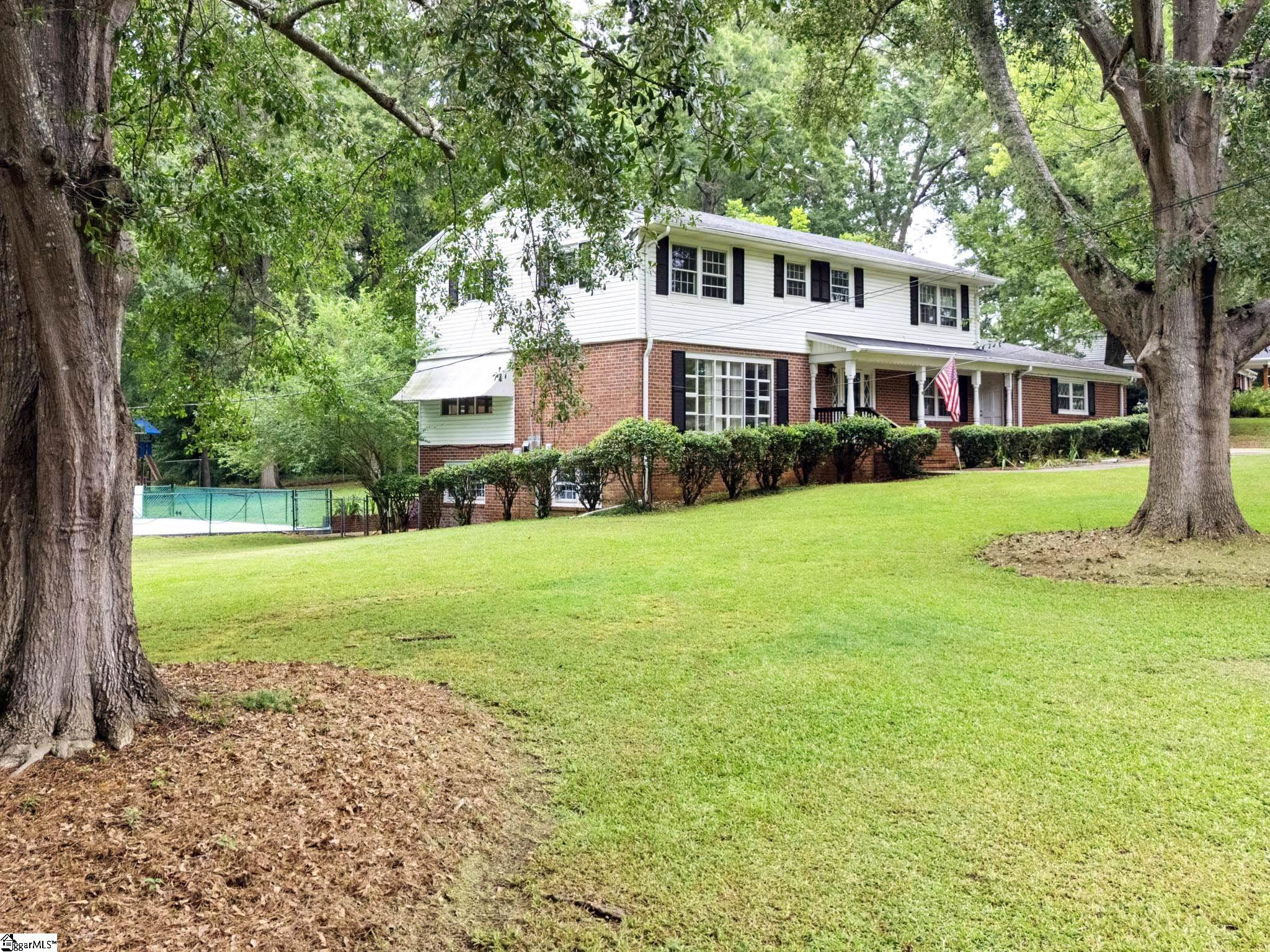 200 Sherwood Drive Property Photo 2