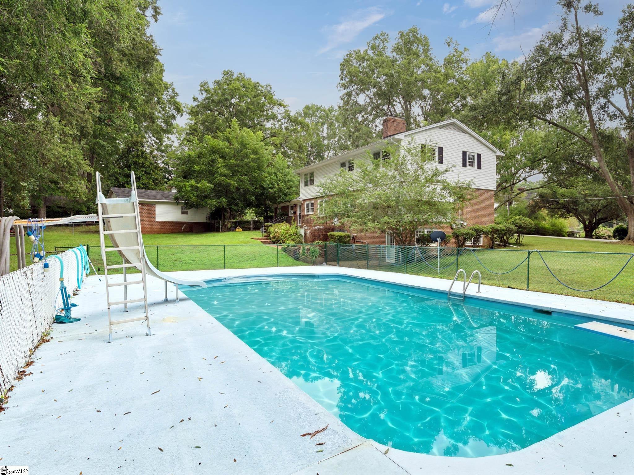 200 Sherwood Drive Property Photo 4