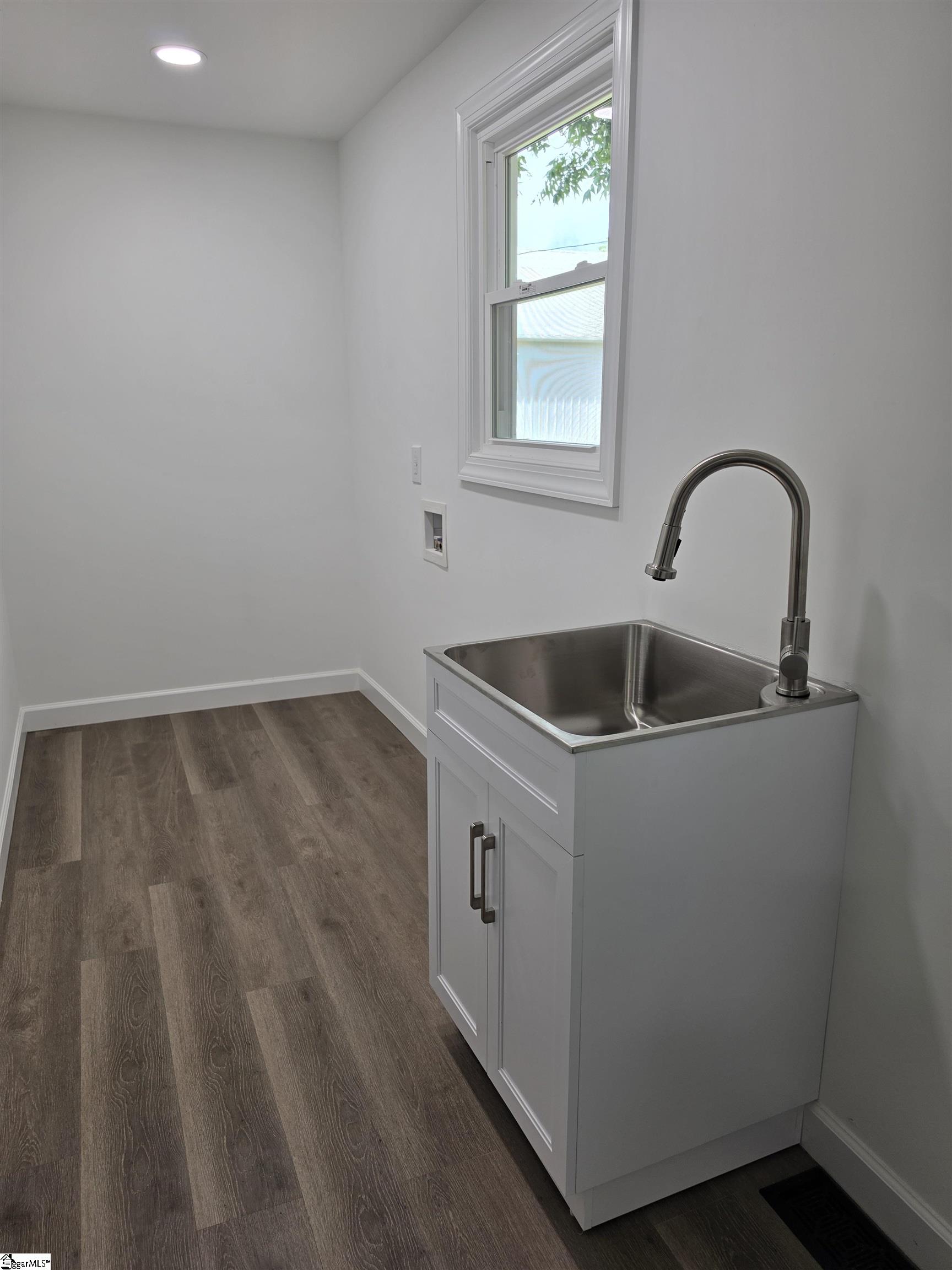 8 W First Street Property Photo 17